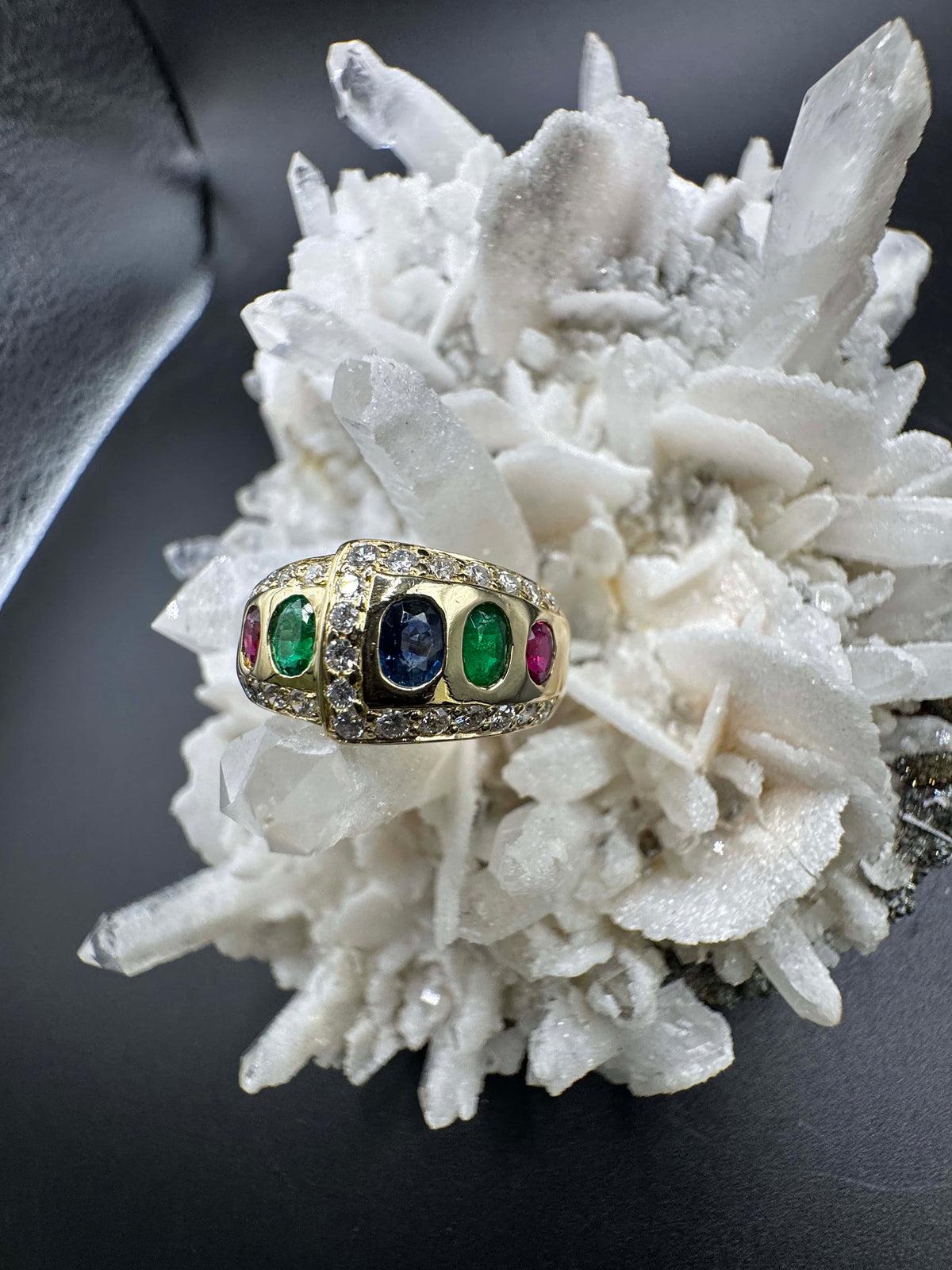 Edler Ring in 18 Karat Gelbgold mit Rubin, Smaragd, Saphir & Brillanten
