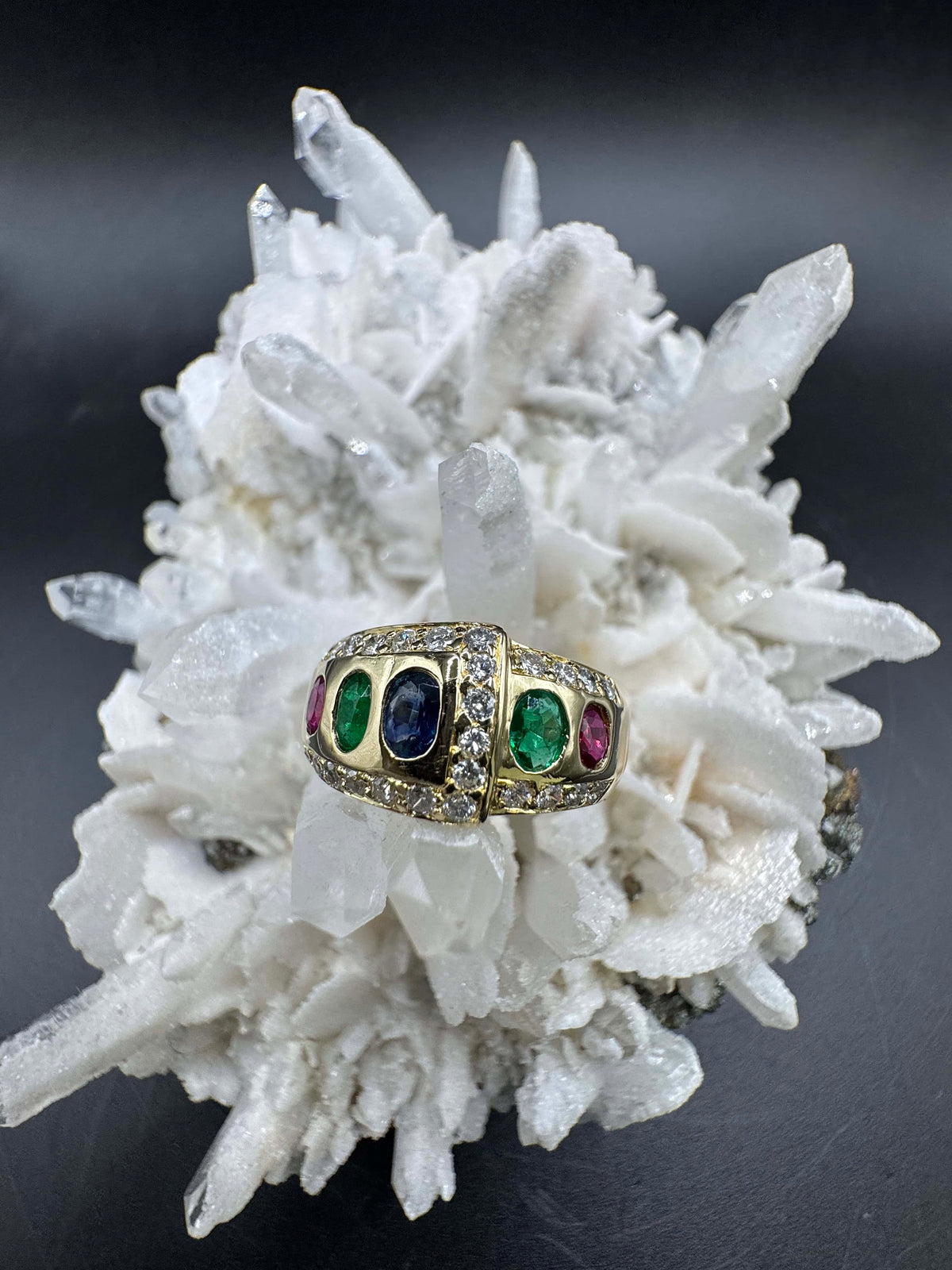 Edler Ring in 18 Karat Gelbgold mit Rubin, Smaragd, Saphir & Brillanten