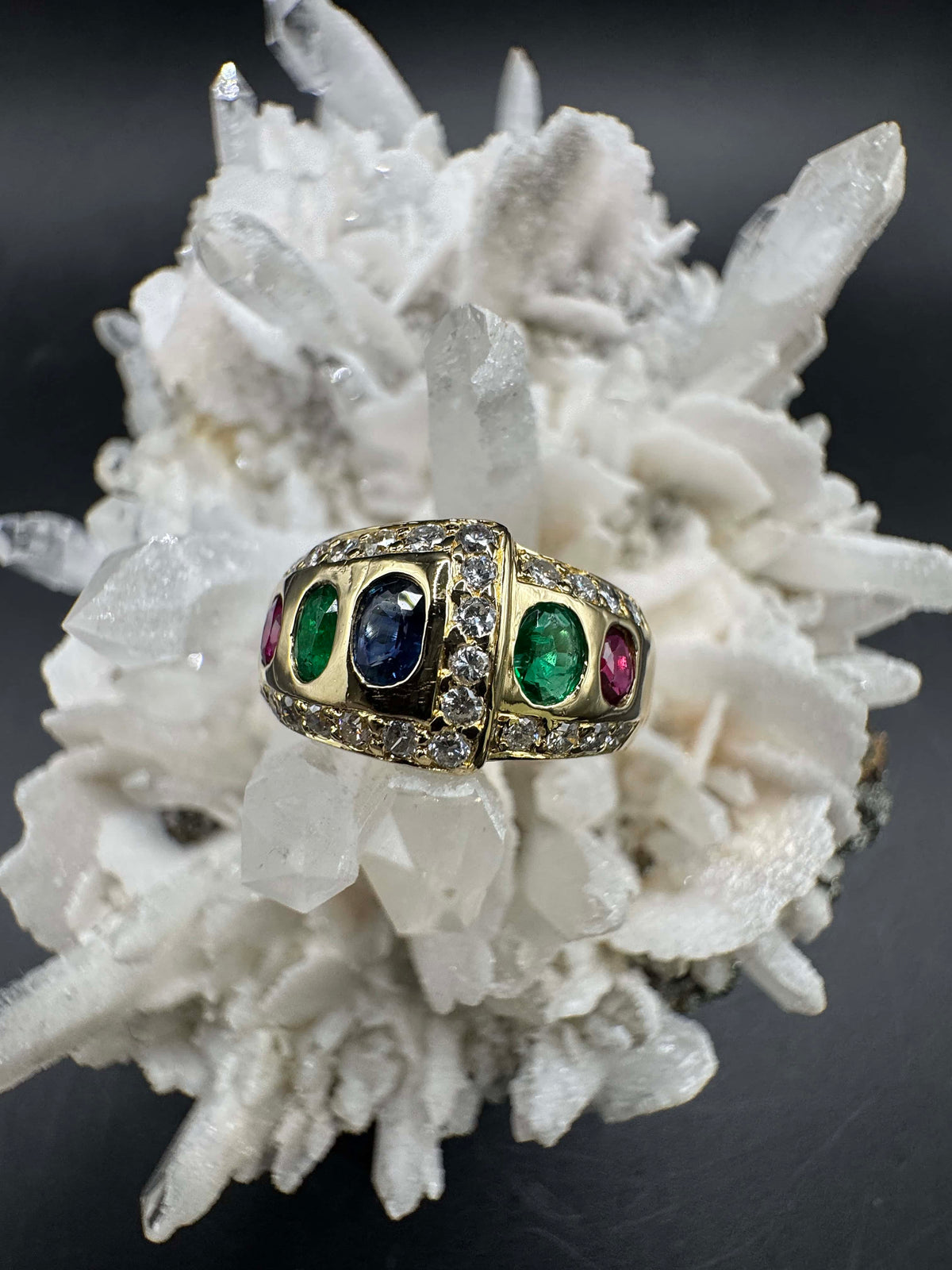 Edler Ring in 18 Karat Gelbgold mit Rubin, Smaragd, Saphir & Brillanten