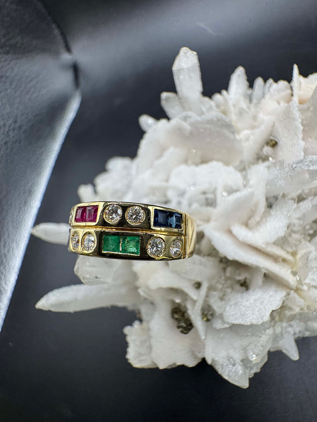 Eleganter Ring in 18 Karat Gelbgold mit Smaragd, Rubin, Saphir & Brillanten