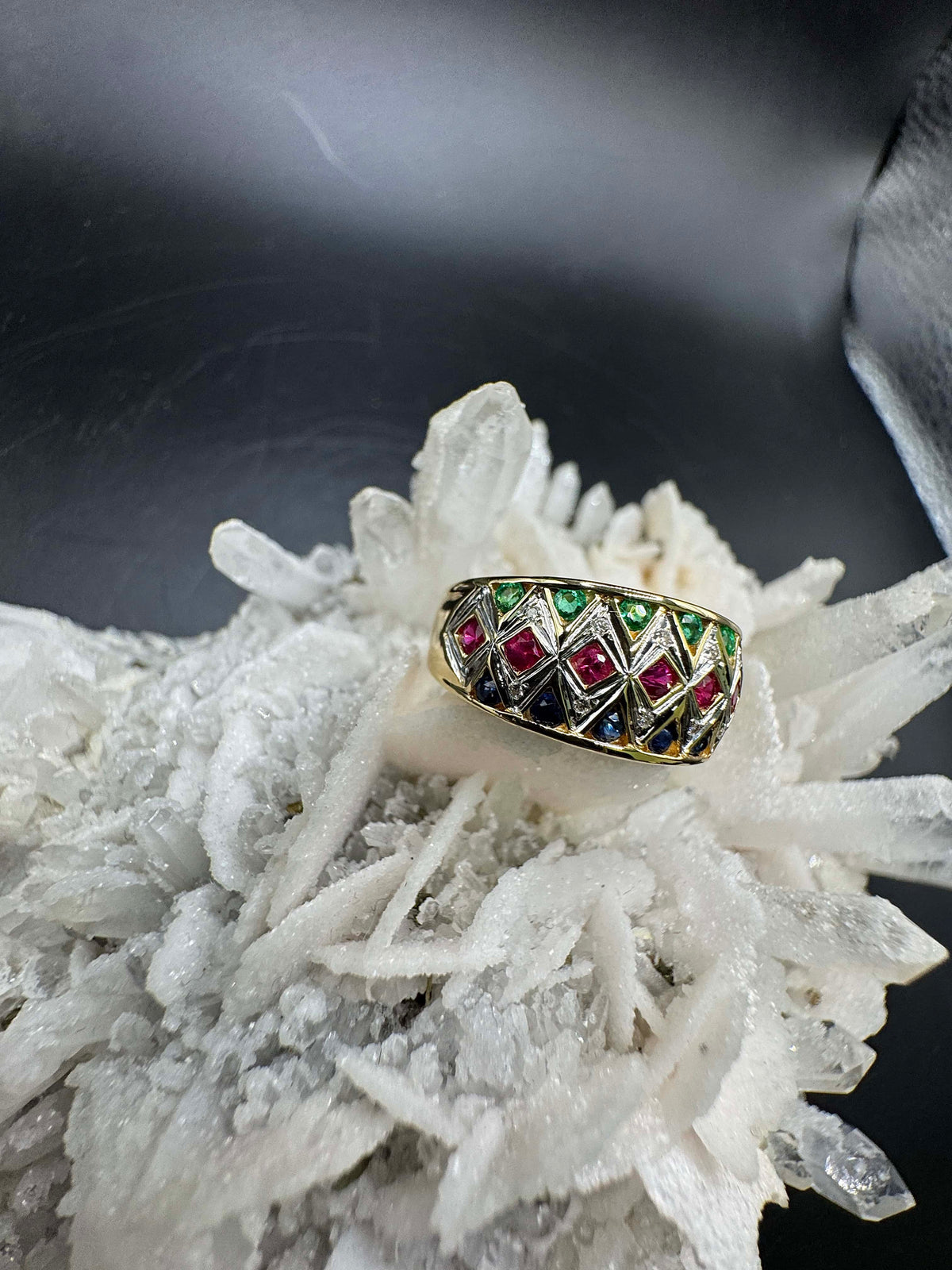 Ausgefallener Ring in 18 Karat Gelbgold mit Smaragd, Saphir, Rubin & Brillanten