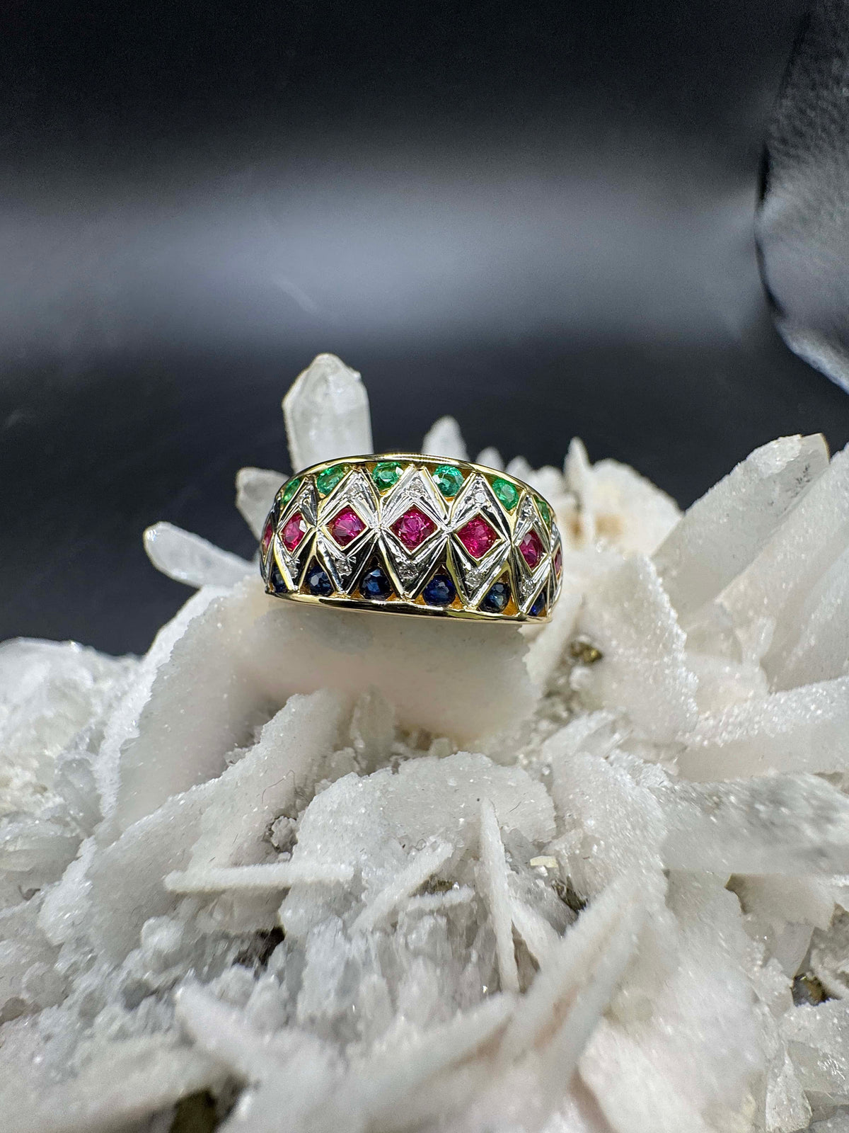 Ausgefallener Ring in 18 Karat Gelbgold mit Smaragd, Saphir, Rubin & Brillanten