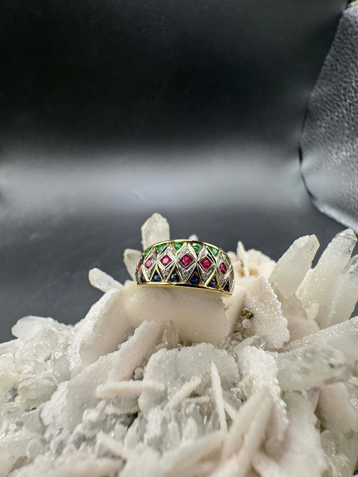 Ausgefallener Ring in 18 Karat Gelbgold mit Smaragd, Saphir, Rubin & Brillanten