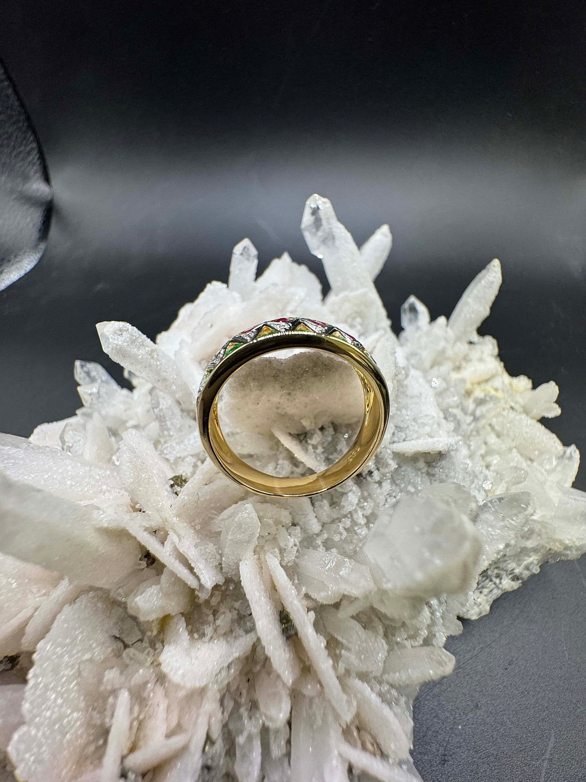 Ausgefallener Ring in 18 Karat Gelbgold mit Smaragd, Saphir, Rubin & Brillanten