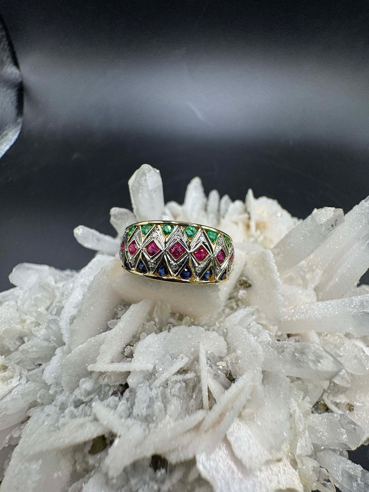 Ausgefallener Ring in 18 Karat Gelbgold mit Smaragd, Saphir, Rubin & Brillanten