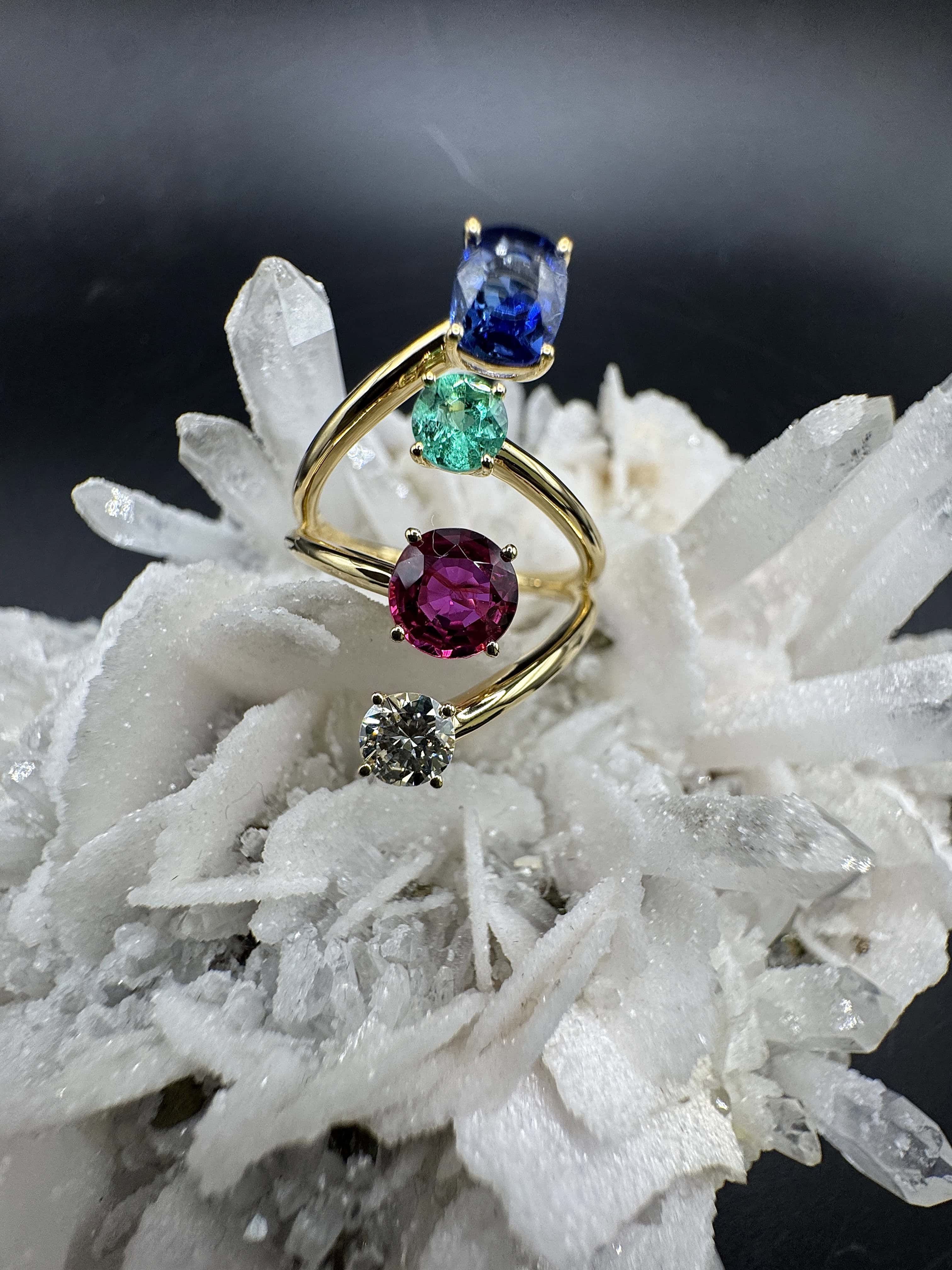 Aufregender Ring in 18 Karat Gelbgold mit Smaragd, Rubin, Saphir und Brillant