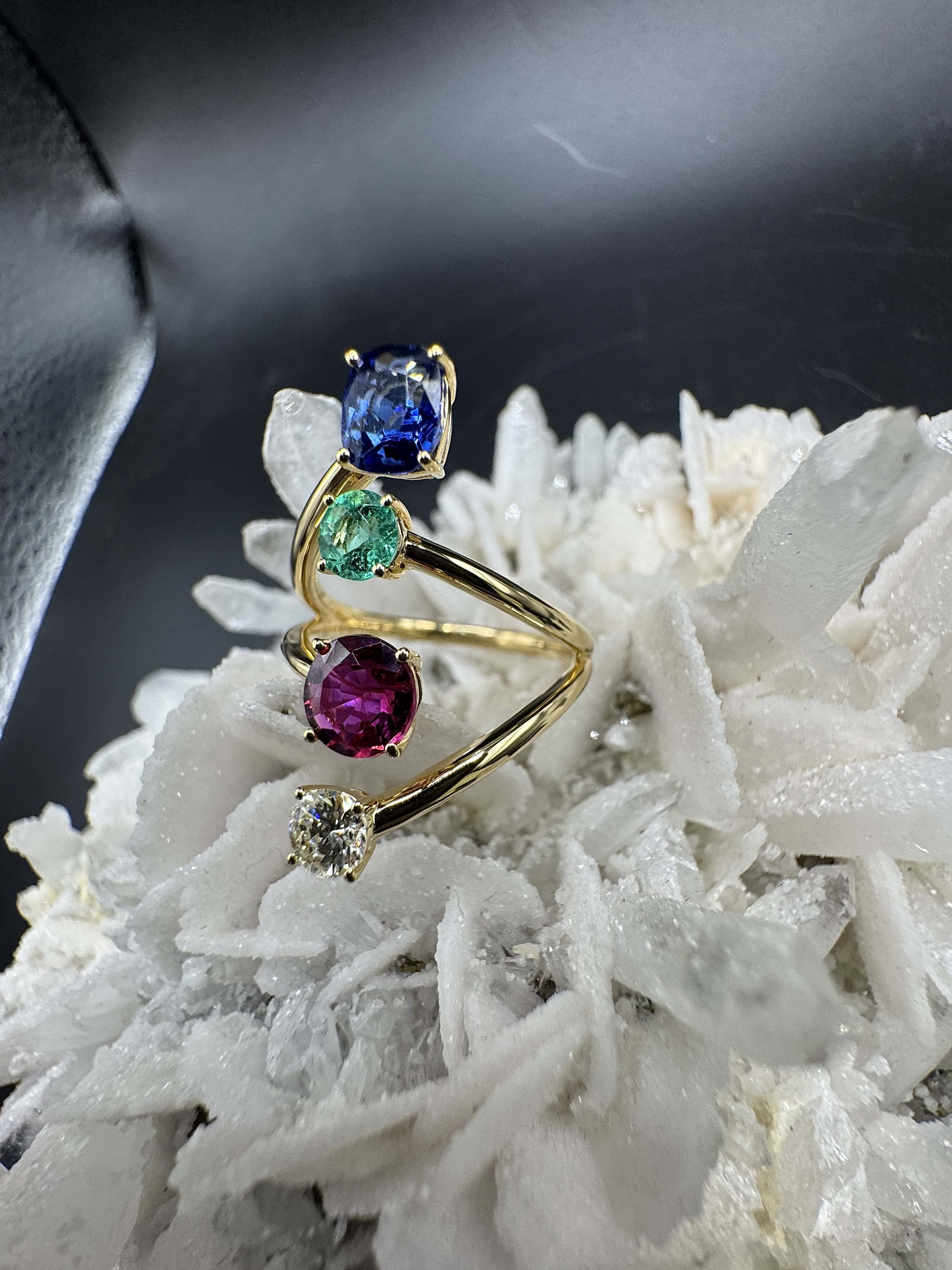 Aufregender Ring in 18 Karat Gelbgold mit Smaragd, Rubin, Saphir und Brillant