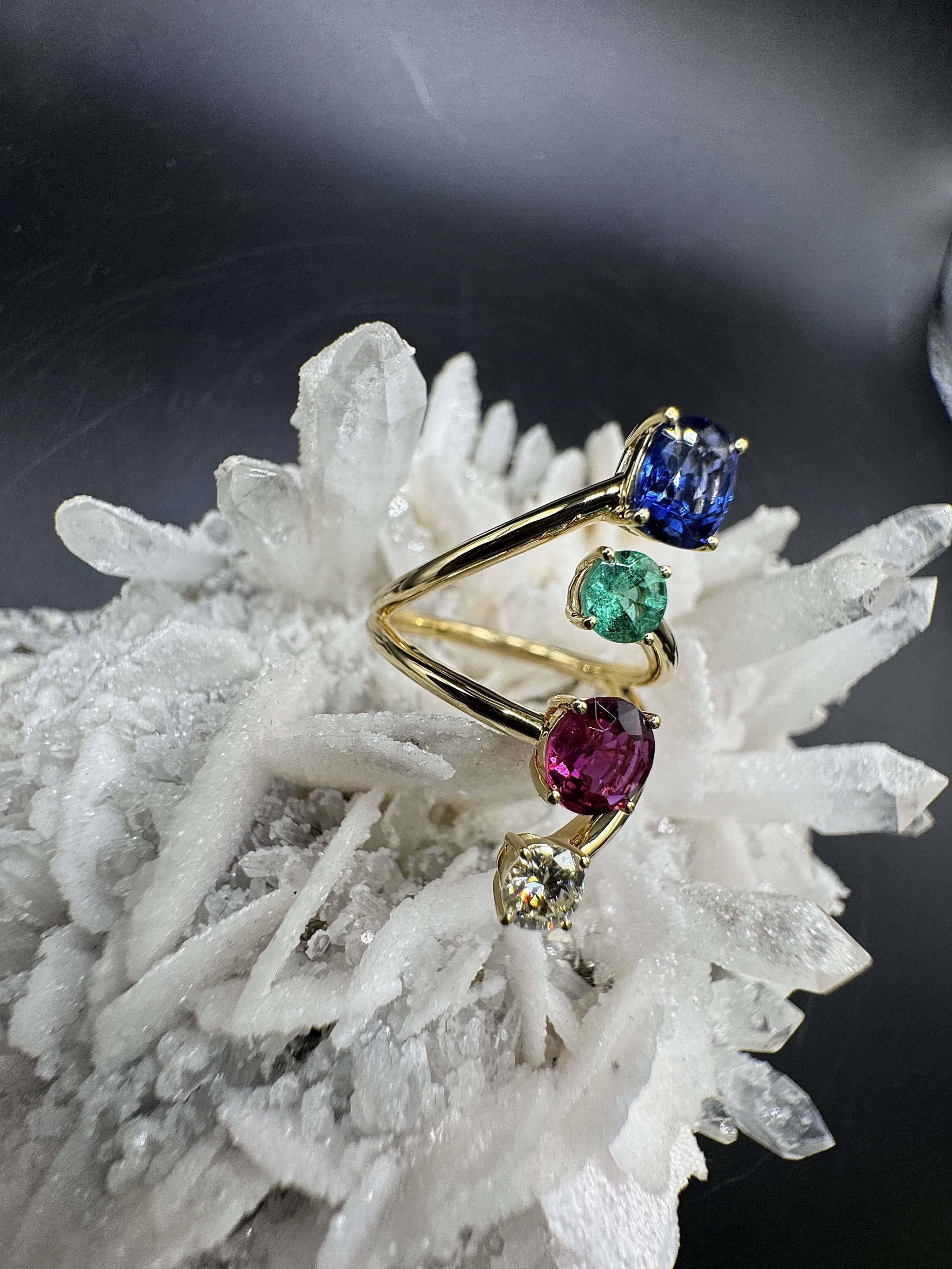 Aufregender Ring in 18 Karat Gelbgold mit Smaragd, Rubin, Saphir und Brillant