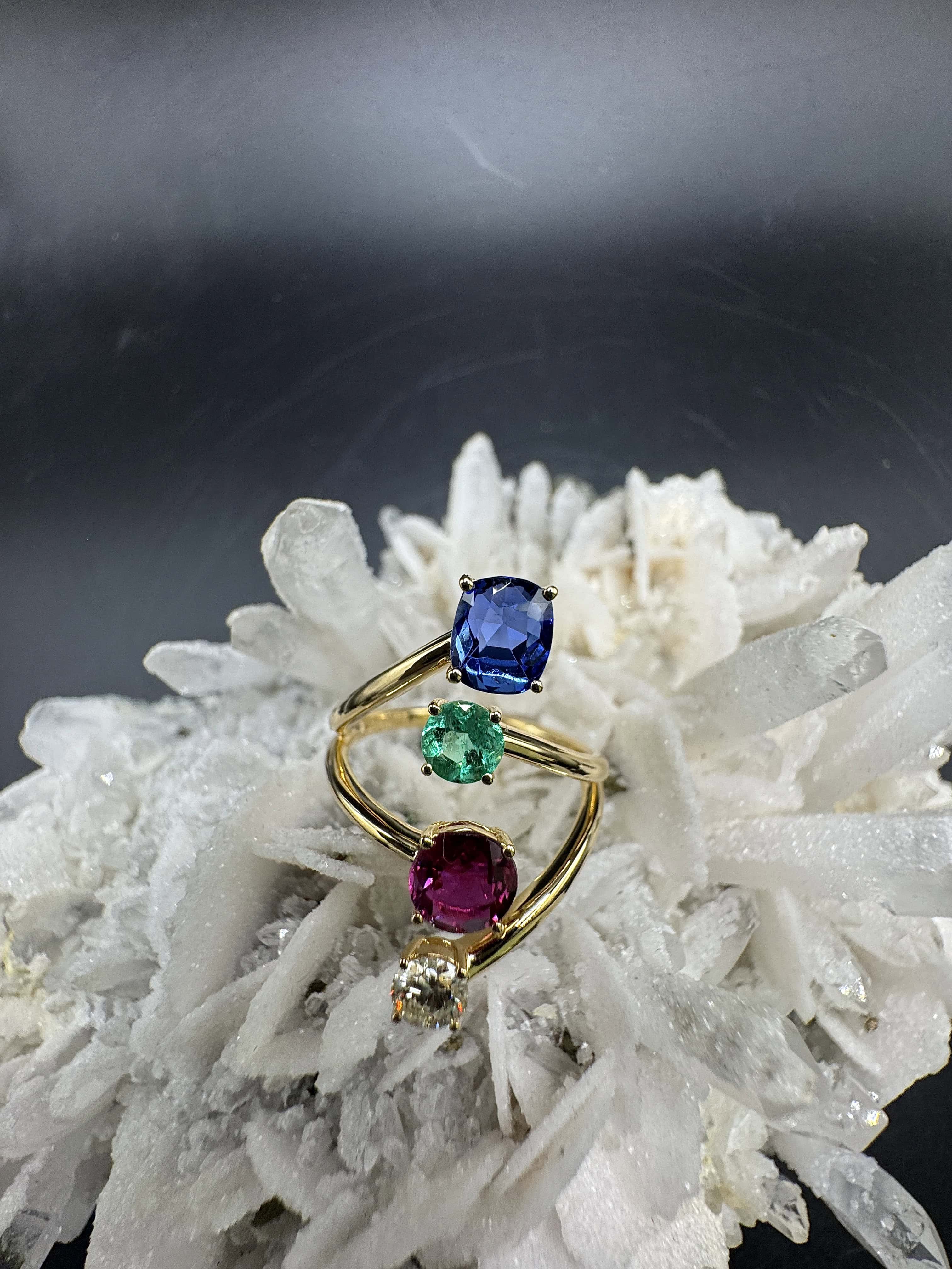 Aufregender Ring in 18 Karat Gelbgold mit Smaragd, Rubin, Saphir und Brillant