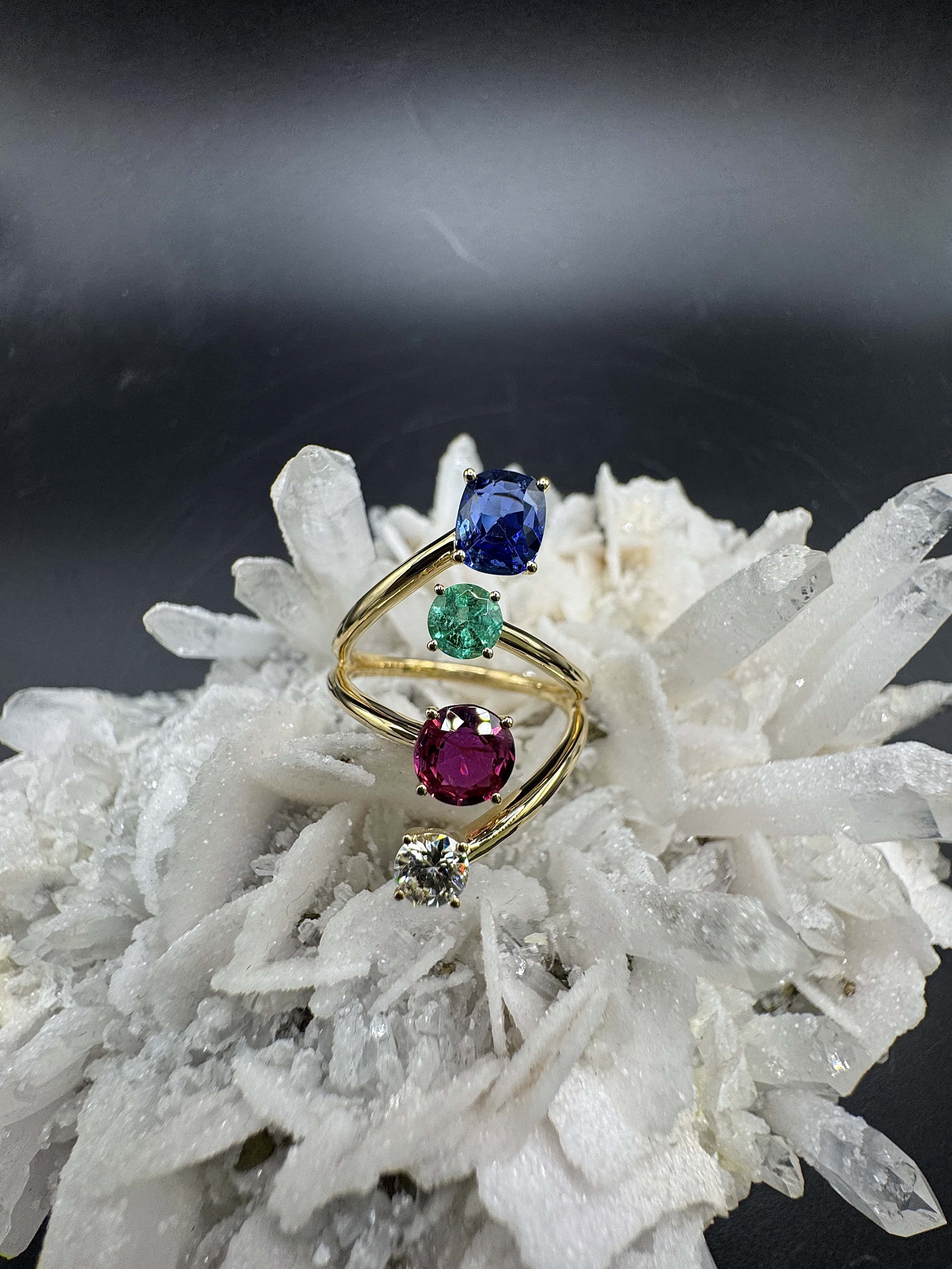 Aufregender Ring in 18 Karat Gelbgold mit Smaragd, Rubin, Saphir und Brillant