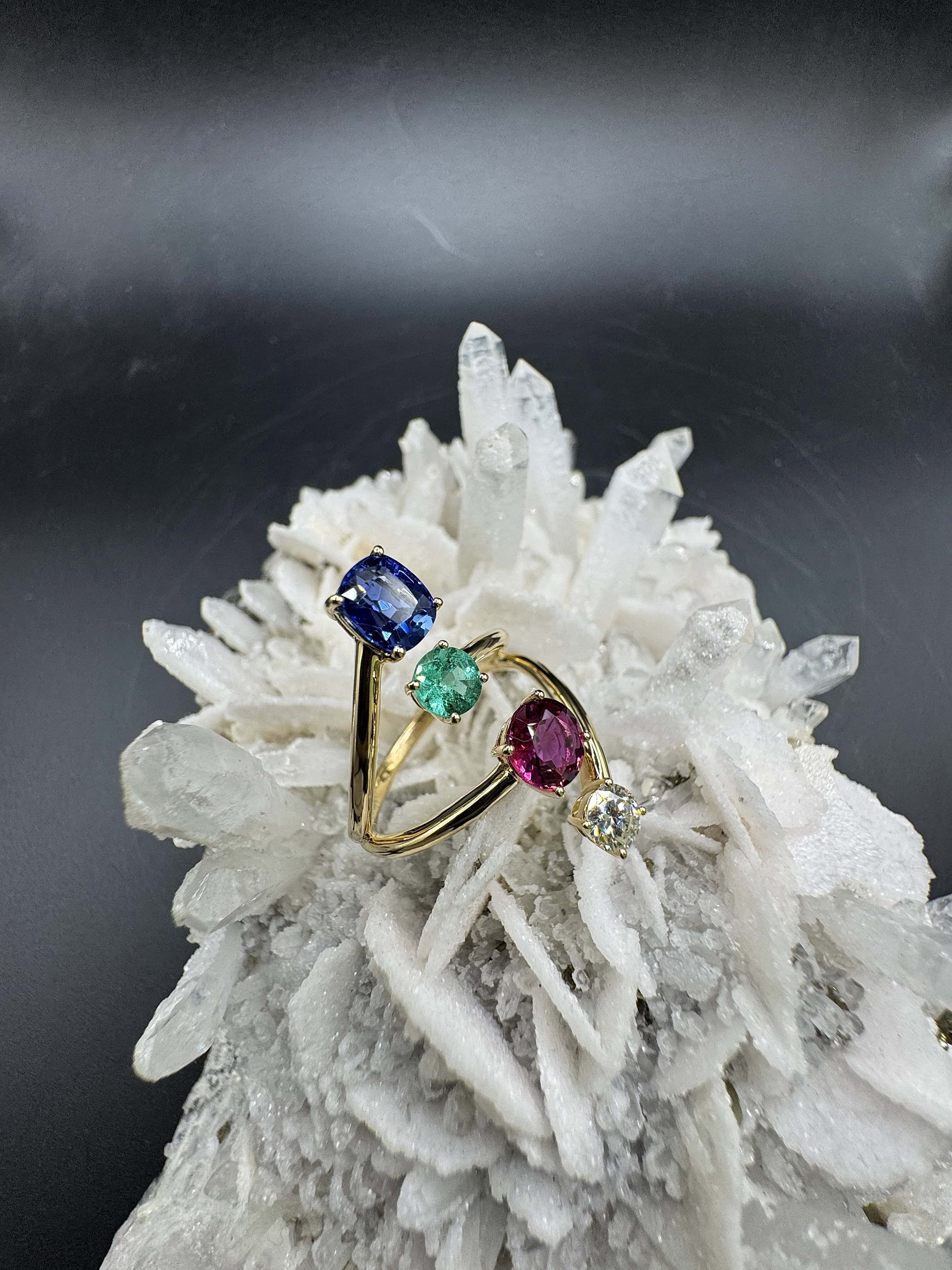 Aufregender Ring in 18 Karat Gelbgold mit Smaragd, Rubin, Saphir und Brillant