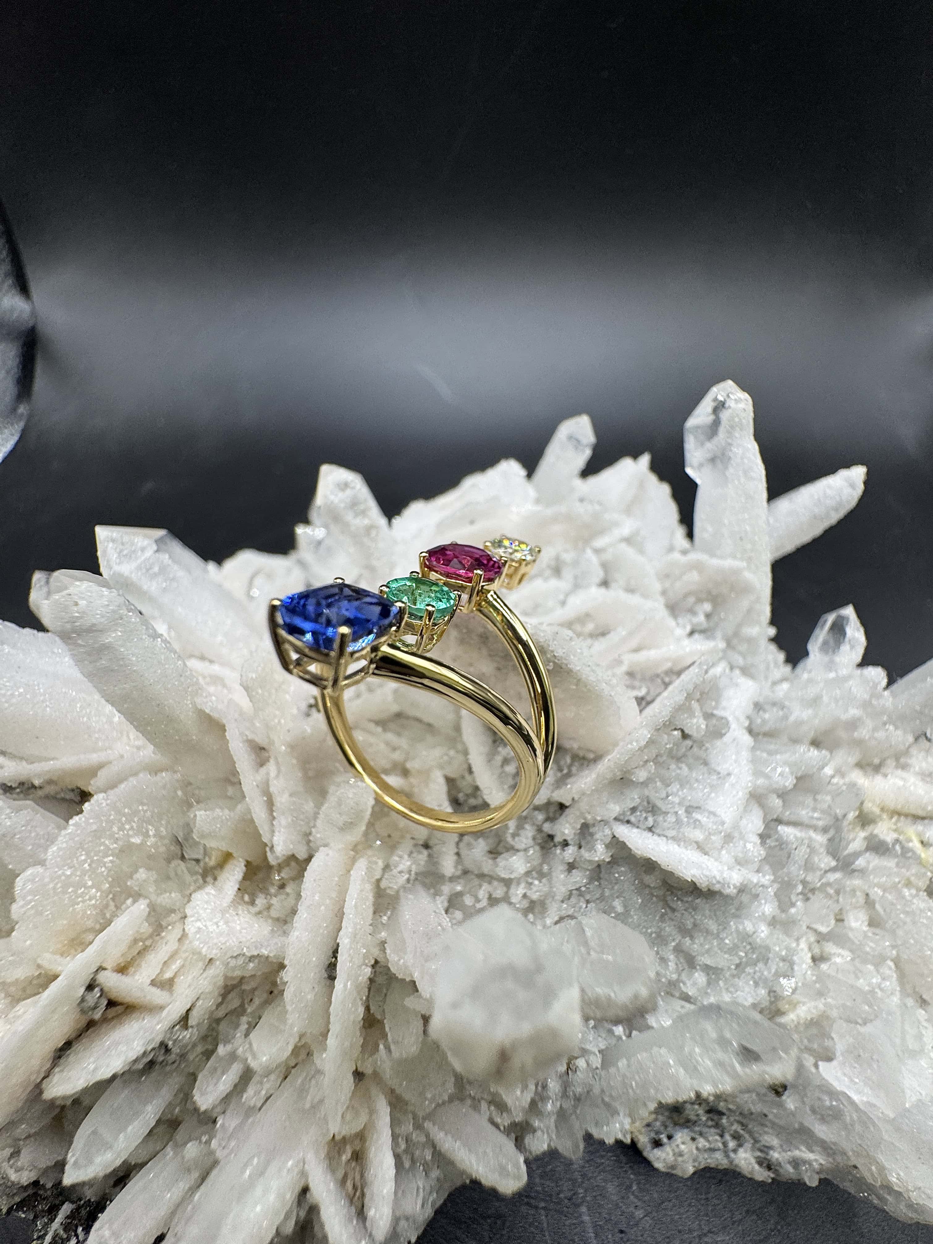 Aufregender Ring in 18 Karat Gelbgold mit Smaragd, Rubin, Saphir und Brillant