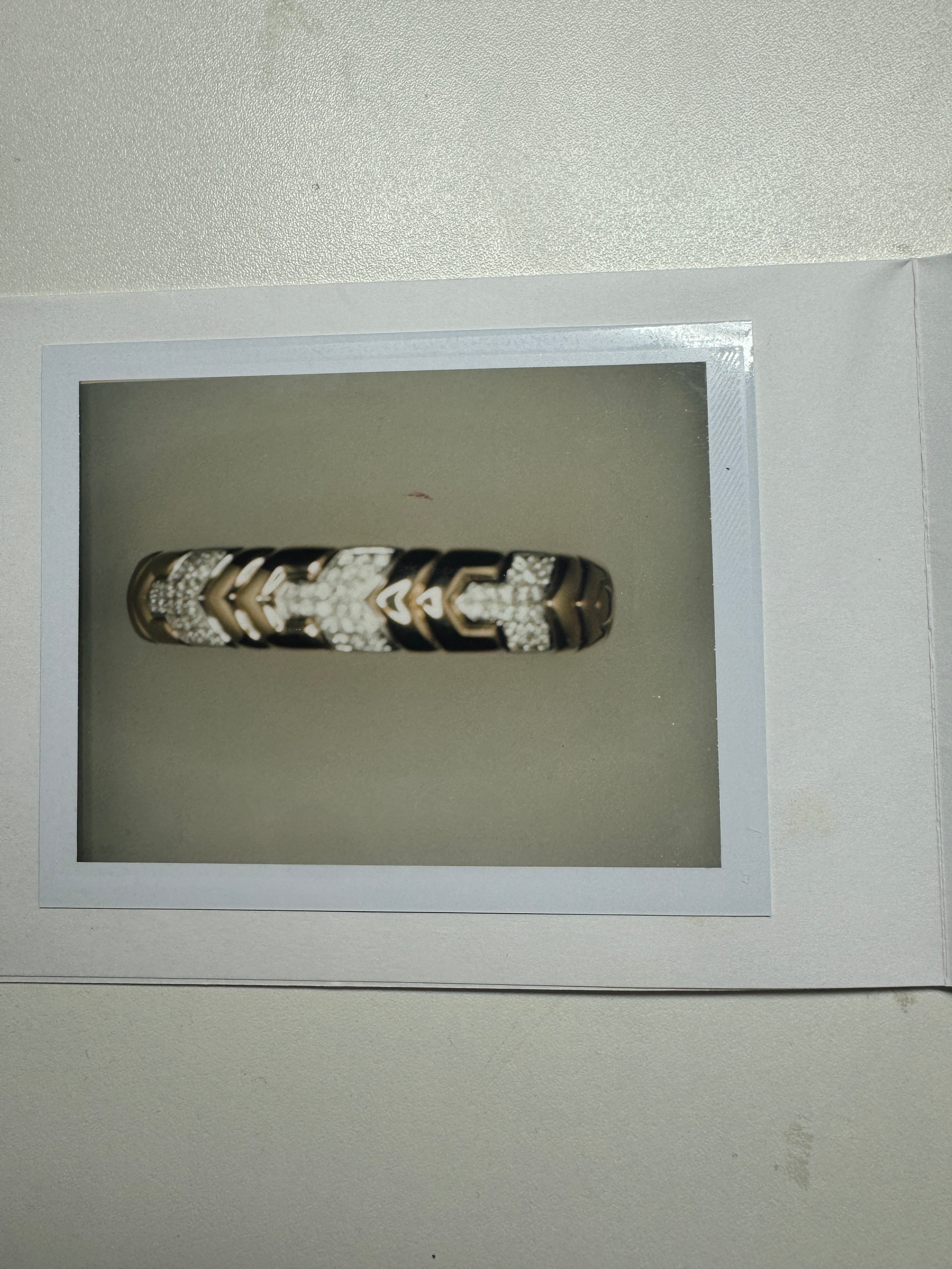 Massiver und edler Armreif in 18 Karat Gold mit hochfeinen Brillanten