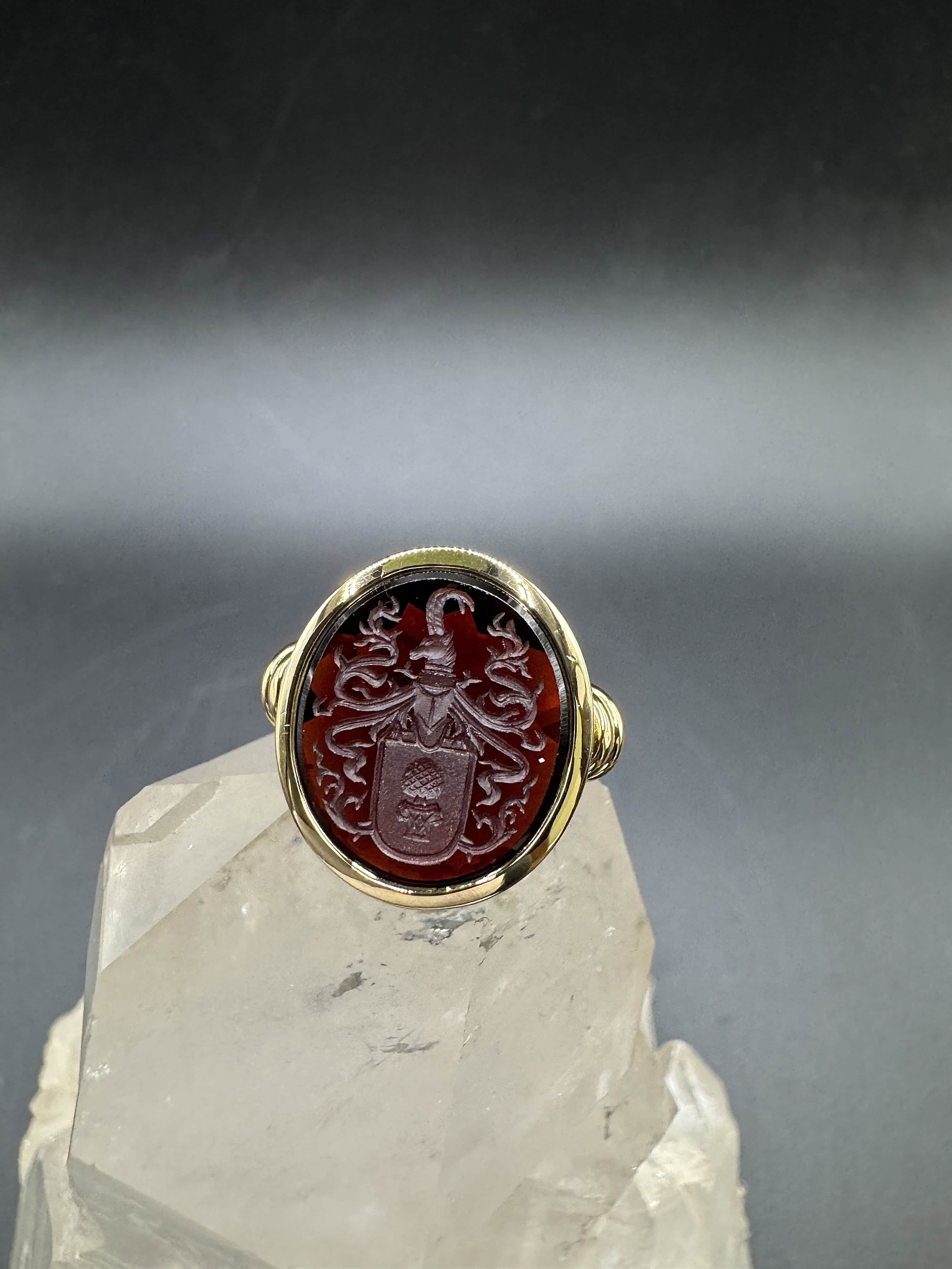 Handgefertigter Augsburger Ring in 18 Karat Gelbgold mit Granat-Siegel