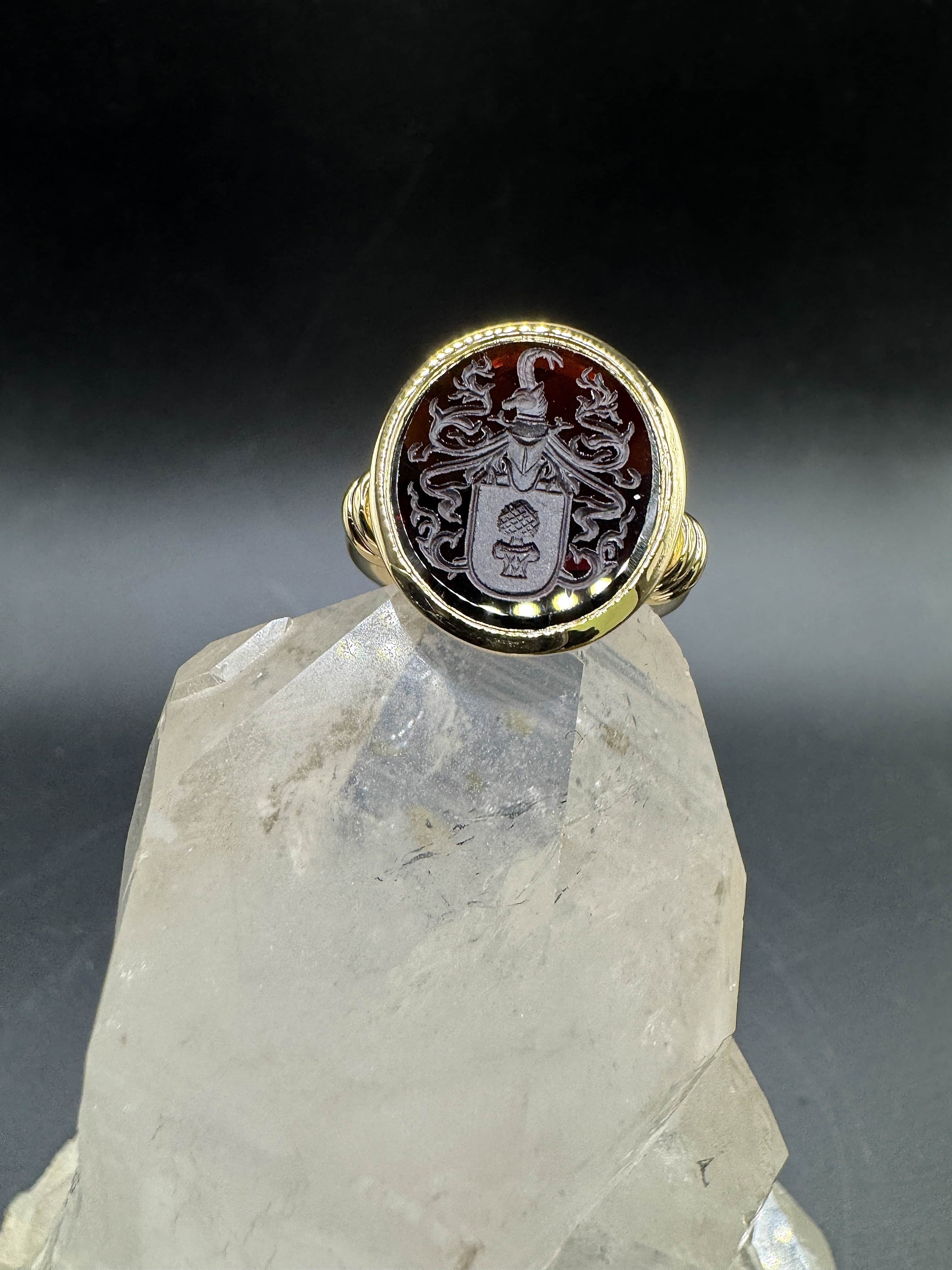 Handgefertigter Augsburger Ring in 18 Karat Gelbgold mit Granat-Siegel