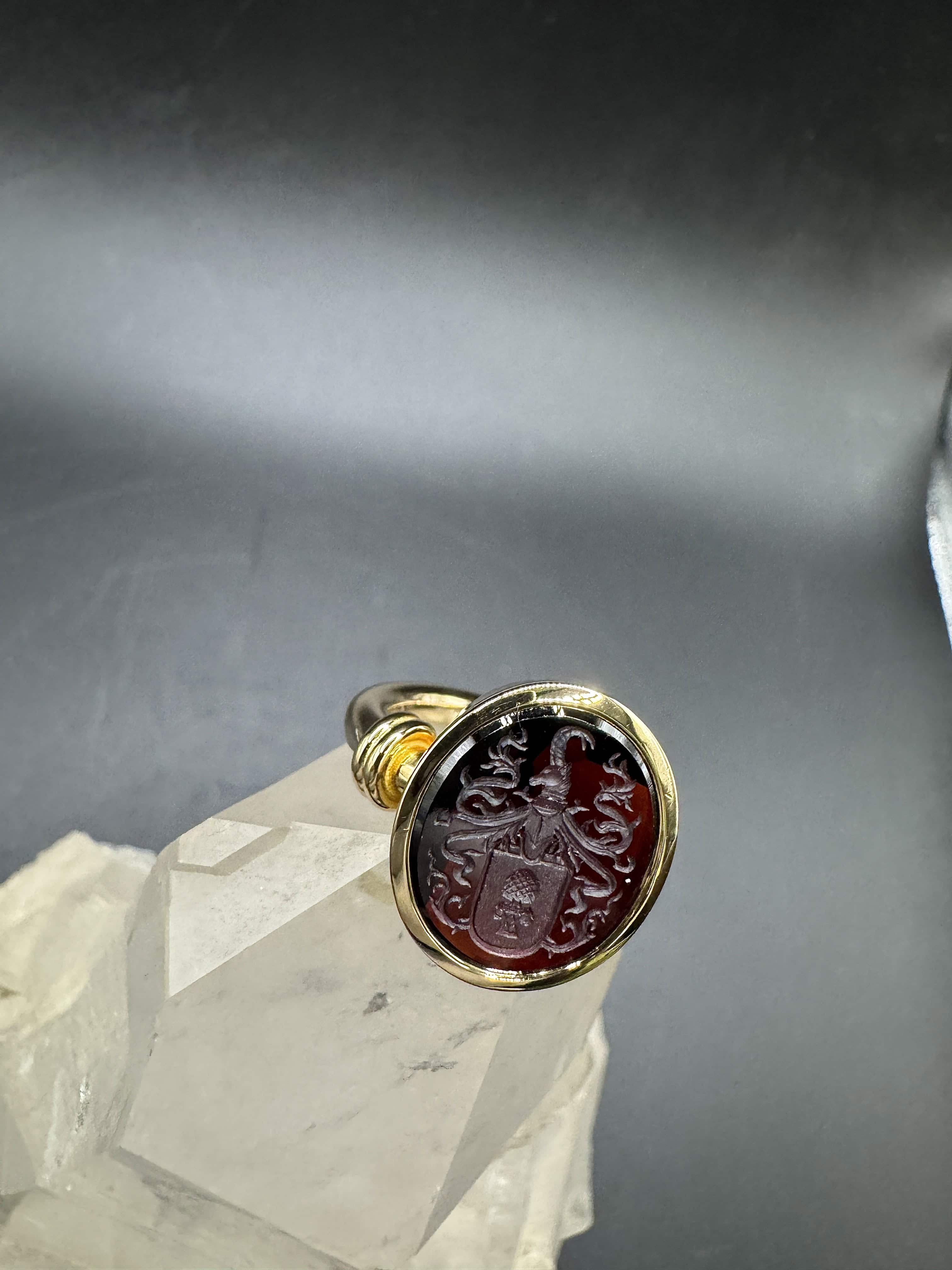 Handgefertigter Augsburger Ring in 18 Karat Gelbgold mit Granat-Siegel