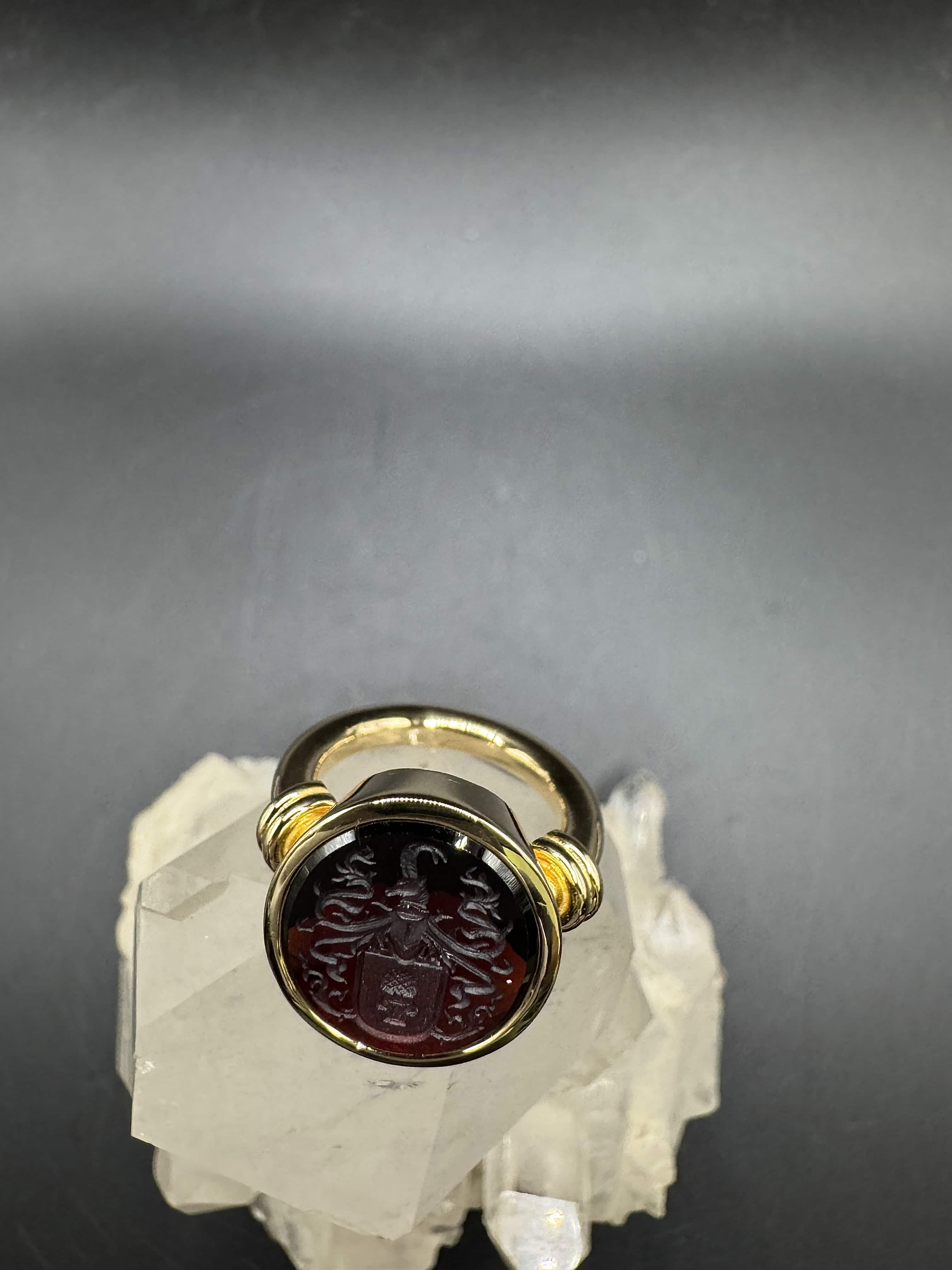 Handgefertigter Augsburger Ring in 18 Karat Gelbgold mit Granat-Siegel