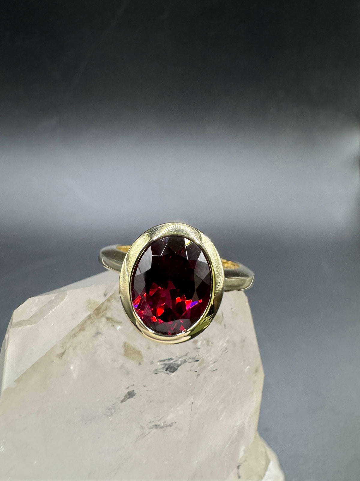 Edler Ring in 14 Karat Gelbgold mit rotem Granat von R. H. Becker