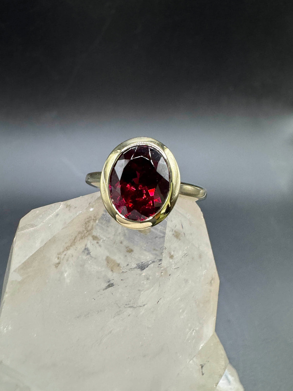 Edler Ring in 14 Karat Gelbgold mit rotem Granat von R. H. Becker