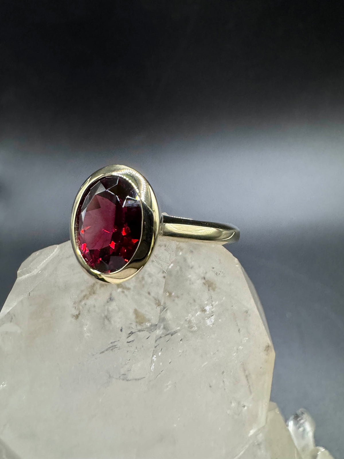 Edler Ring in 14 Karat Gelbgold mit rotem Granat von R. H. Becker