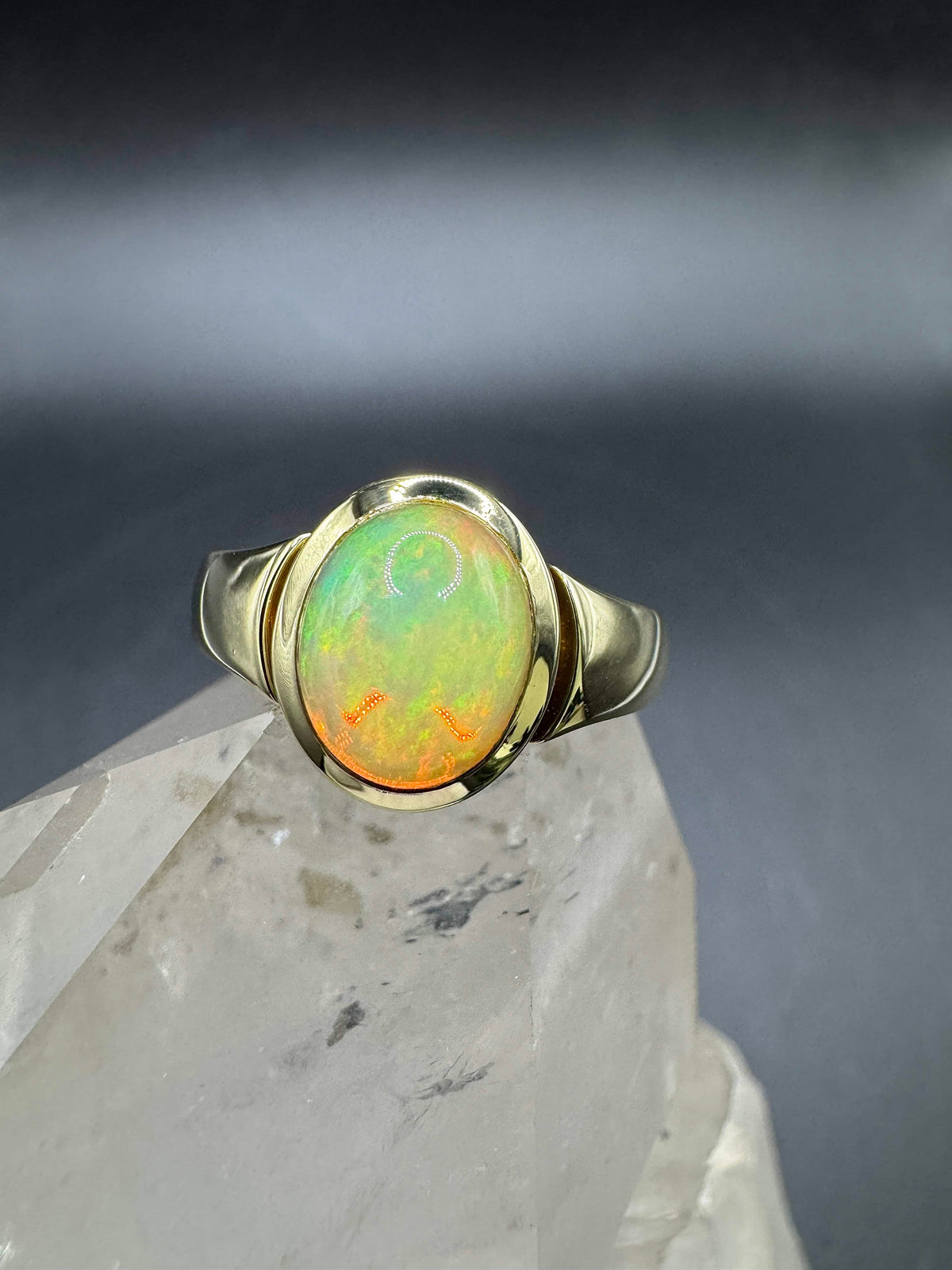 Edler Ring in 14 Karat Gelbgold mit äthiopischem Opal von R. H. Becker