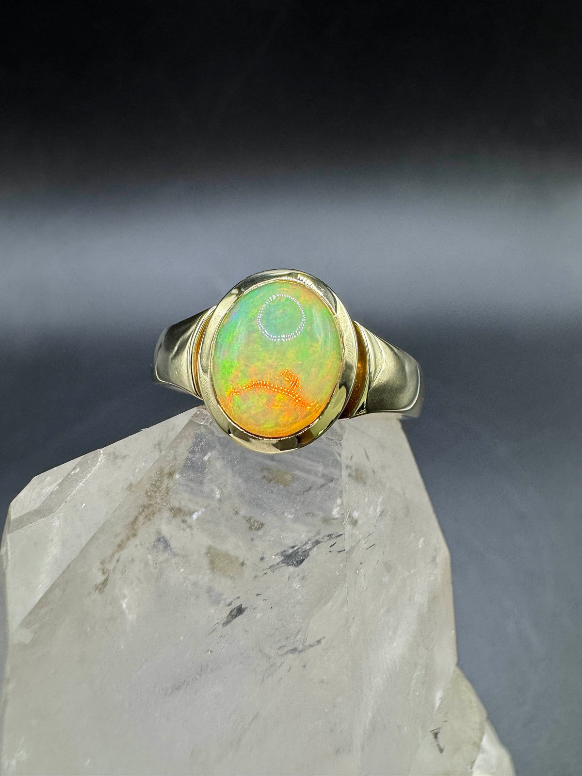 Edler Ring in 14 Karat Gelbgold mit äthiopischem Opal von R. H. Becker