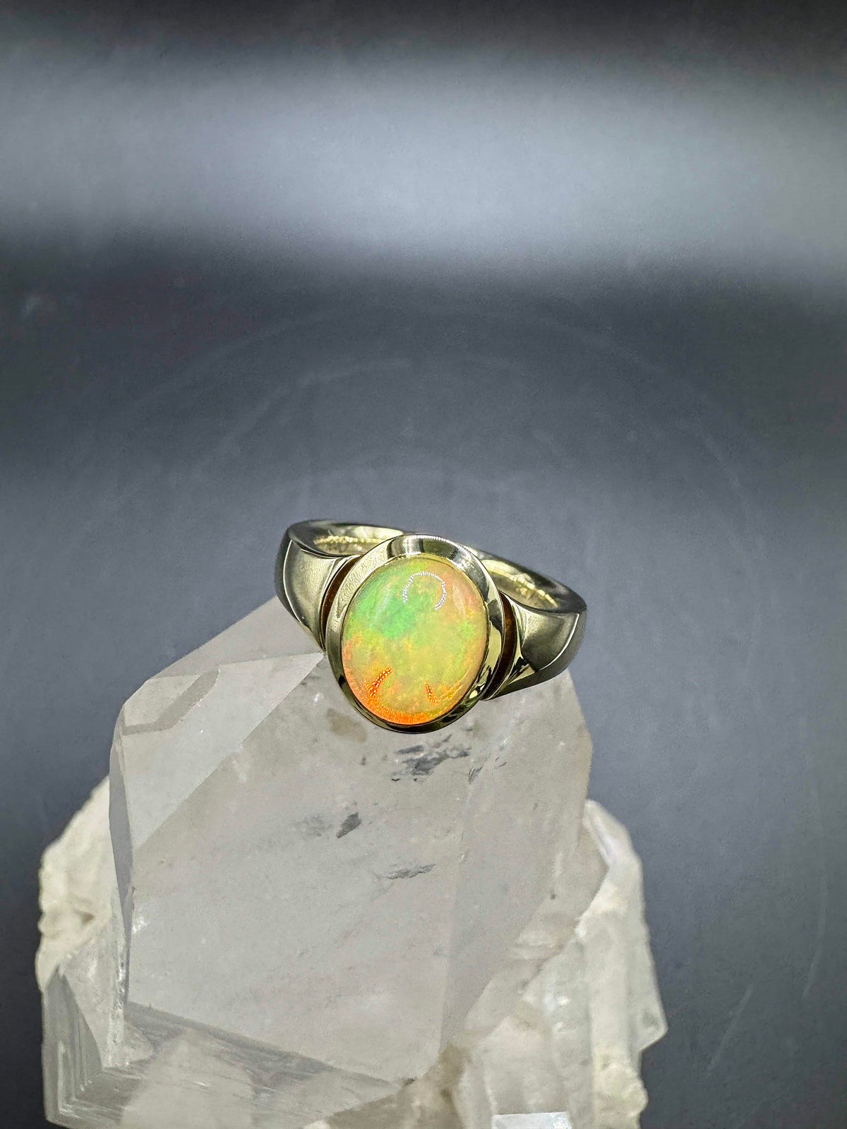Edler Ring in 14 Karat Gelbgold mit äthiopischem Opal von R. H. Becker