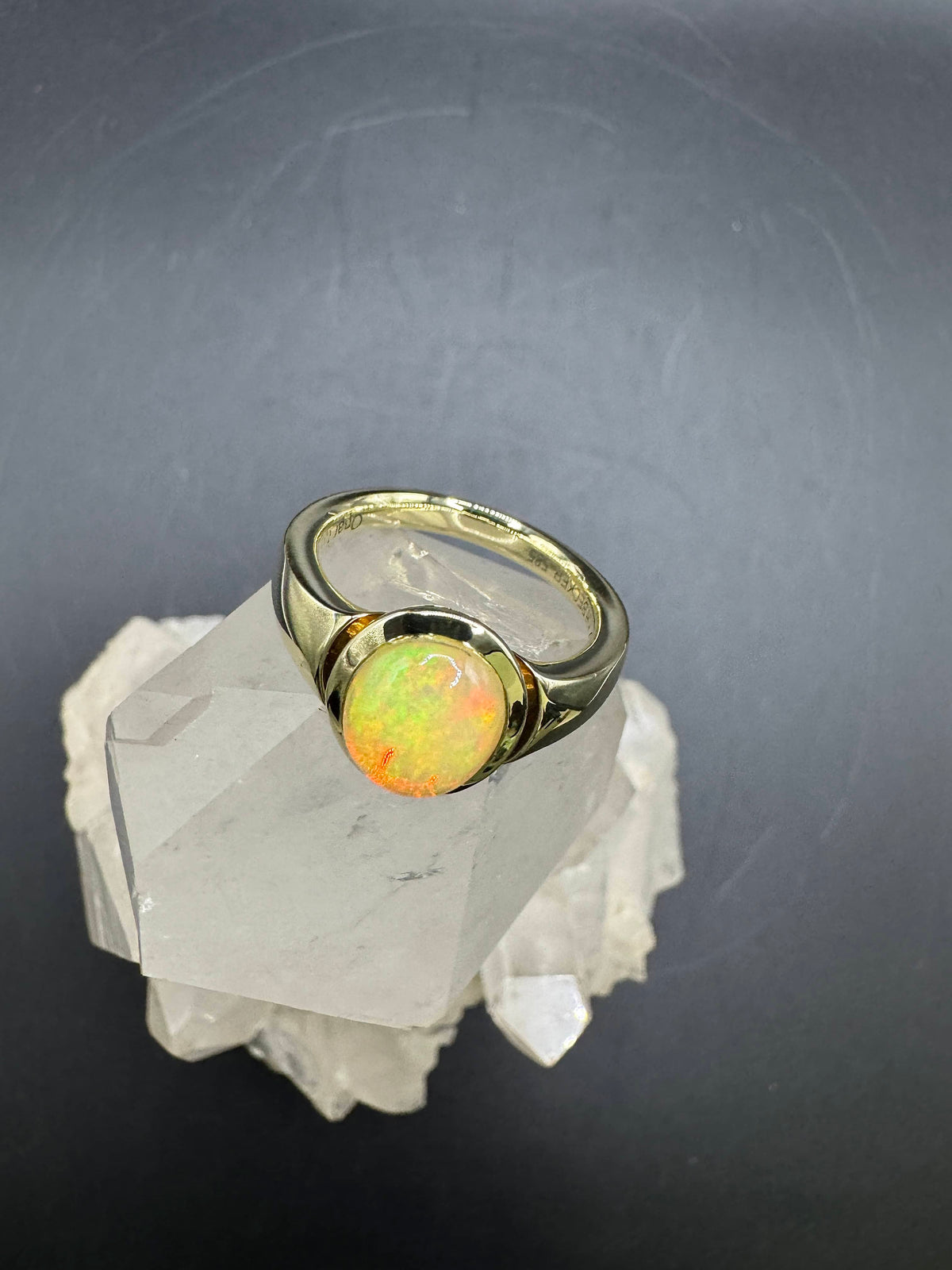 Edler Ring in 14 Karat Gelbgold mit äthiopischem Opal von R. H. Becker