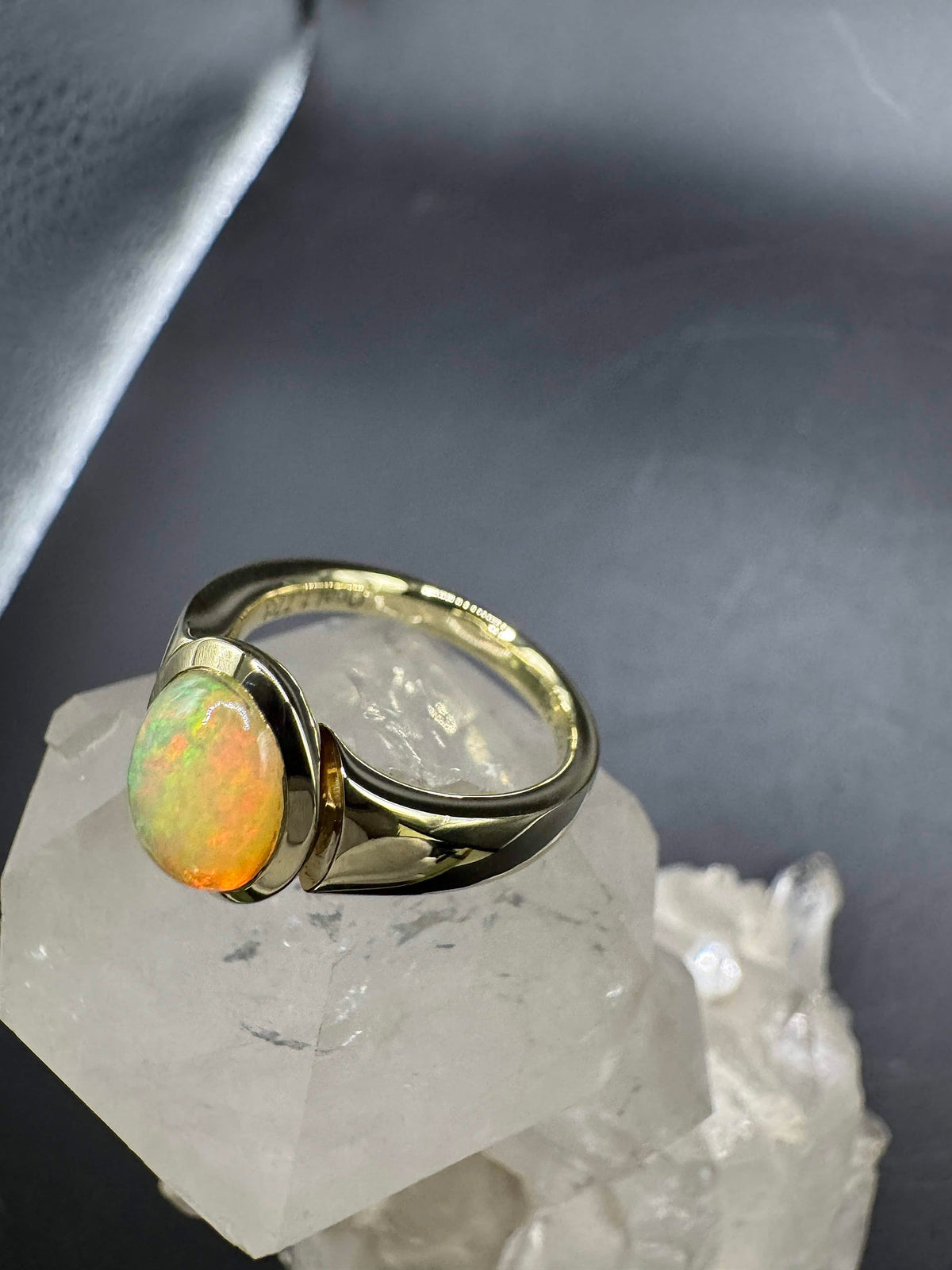 Edler Ring in 14 Karat Gelbgold mit äthiopischem Opal von R. H. Becker