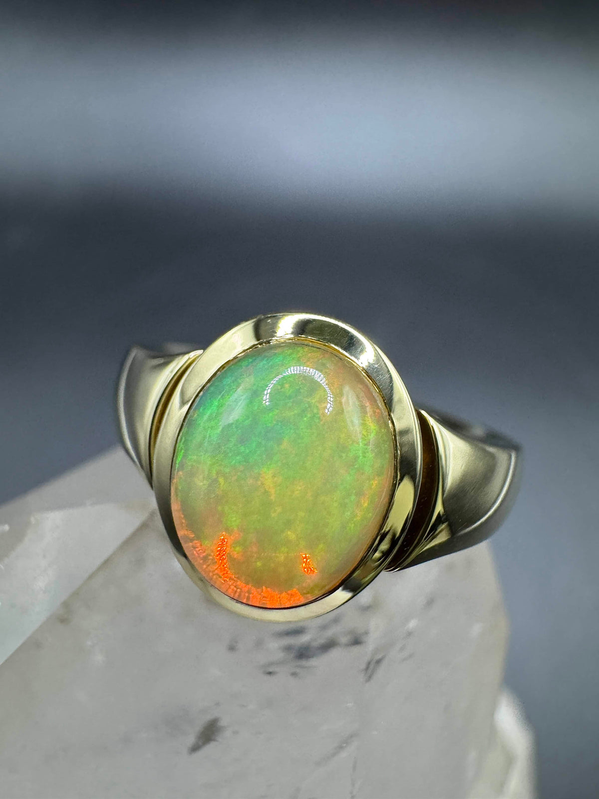 Edler Ring in 14 Karat Gelbgold mit äthiopischem Opal von R. H. Becker
