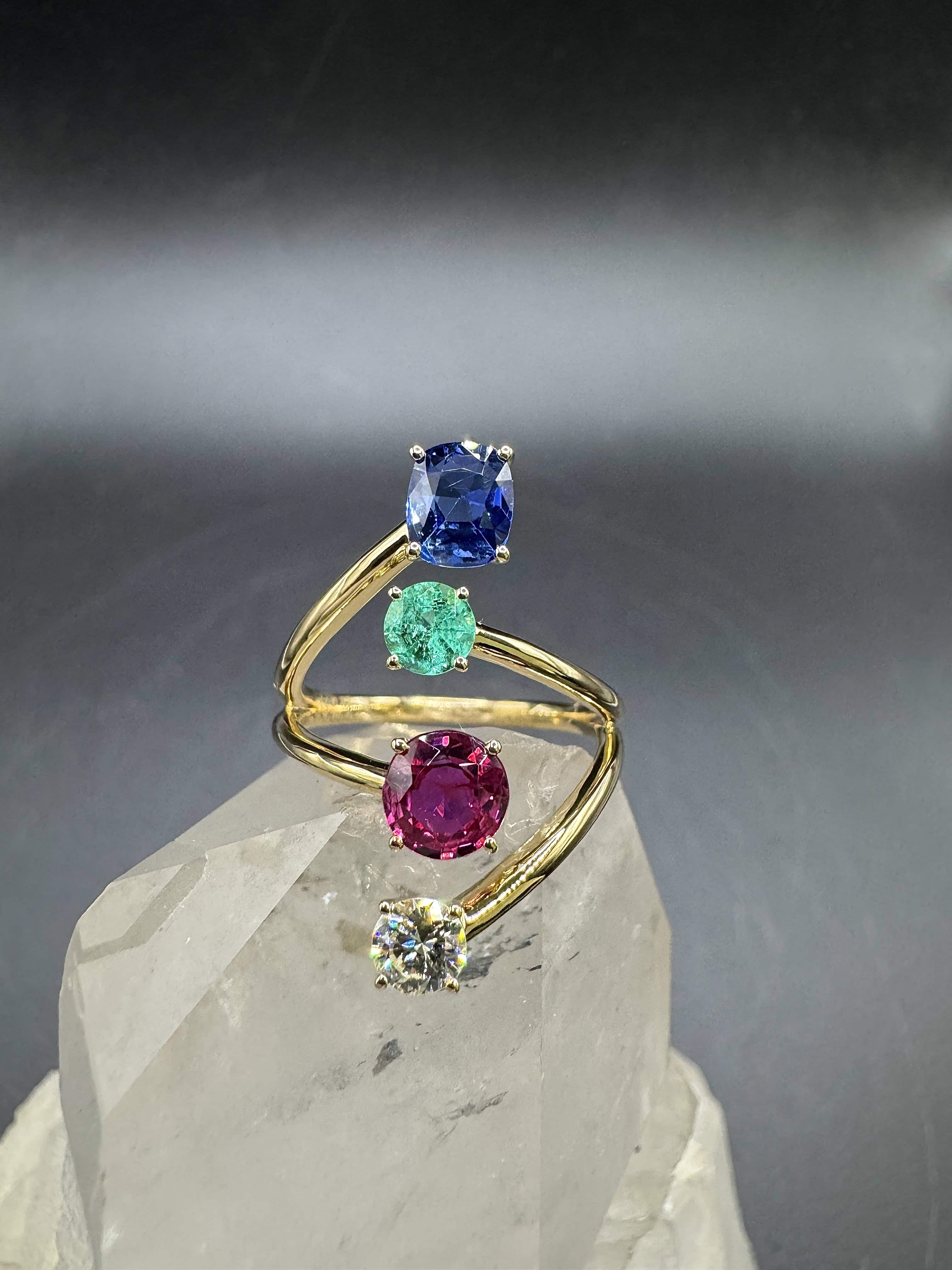 Aufregender Ring in 18 Karat Gelbgold mit Smaragd, Rubin, Saphir und Brillant