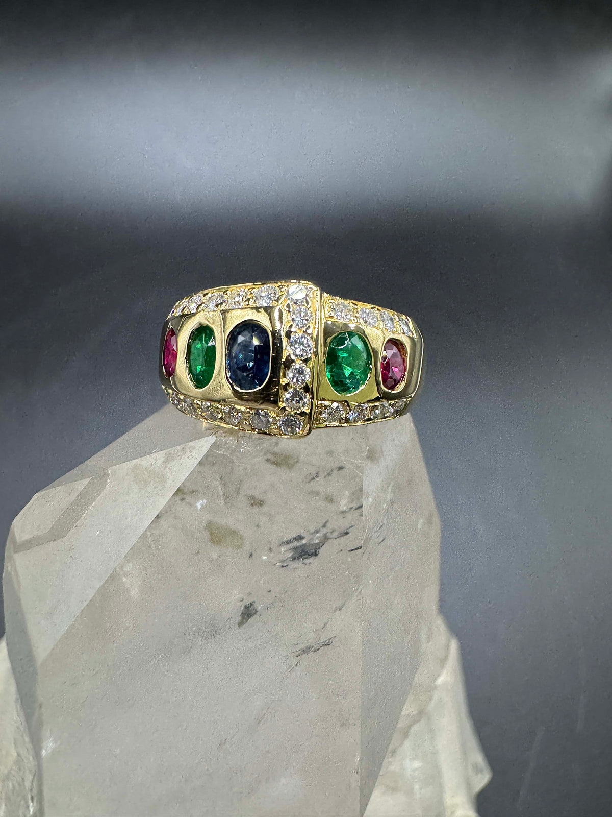 Edler Ring in 18 Karat Gelbgold mit Rubin, Smaragd, Saphir & Brillanten