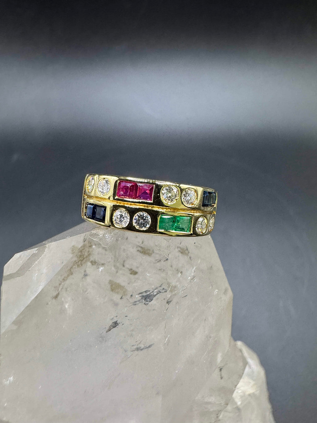 Eleganter Ring in 18 Karat Gelbgold mit Smaragd, Rubin, Saphir & Brillanten