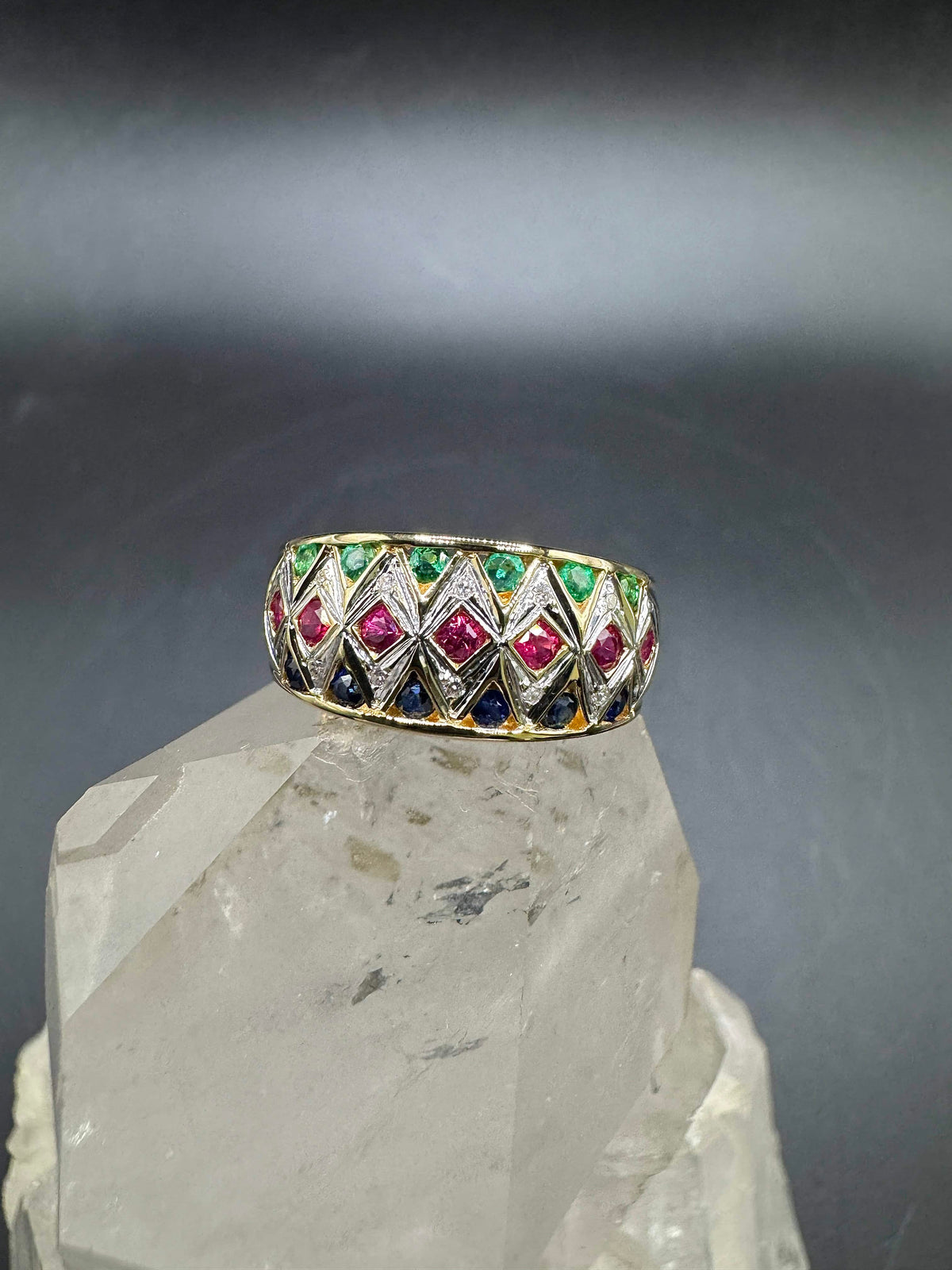 Ausgefallener Ring in 18 Karat Gelbgold mit Smaragd, Saphir, Rubin & Brillanten
