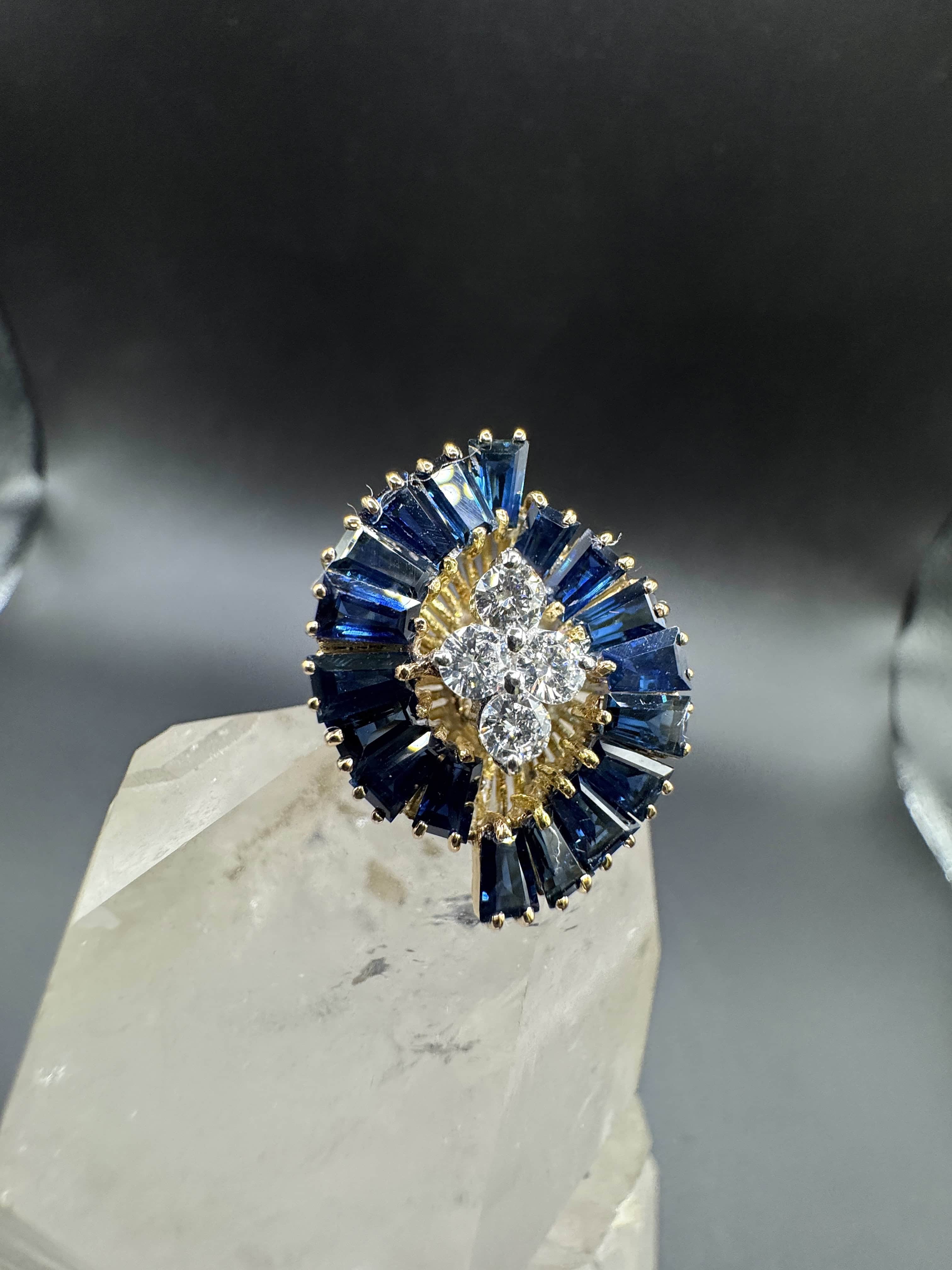Besonderer Ring in 14 Karat Gelbgold mit feinen Saphiren & Brillanten