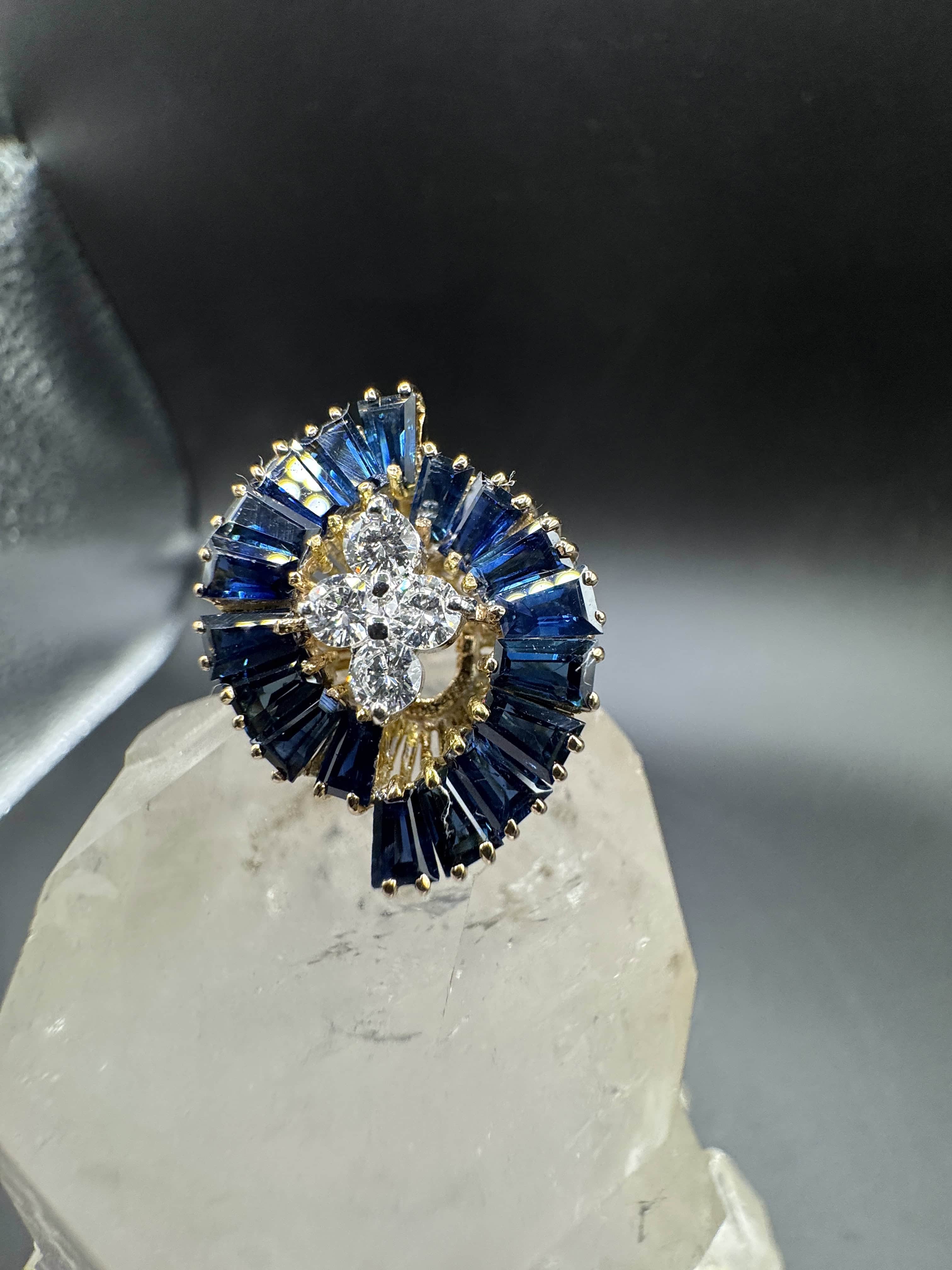 Besonderer Ring in 14 Karat Gelbgold mit feinen Saphiren & Brillanten