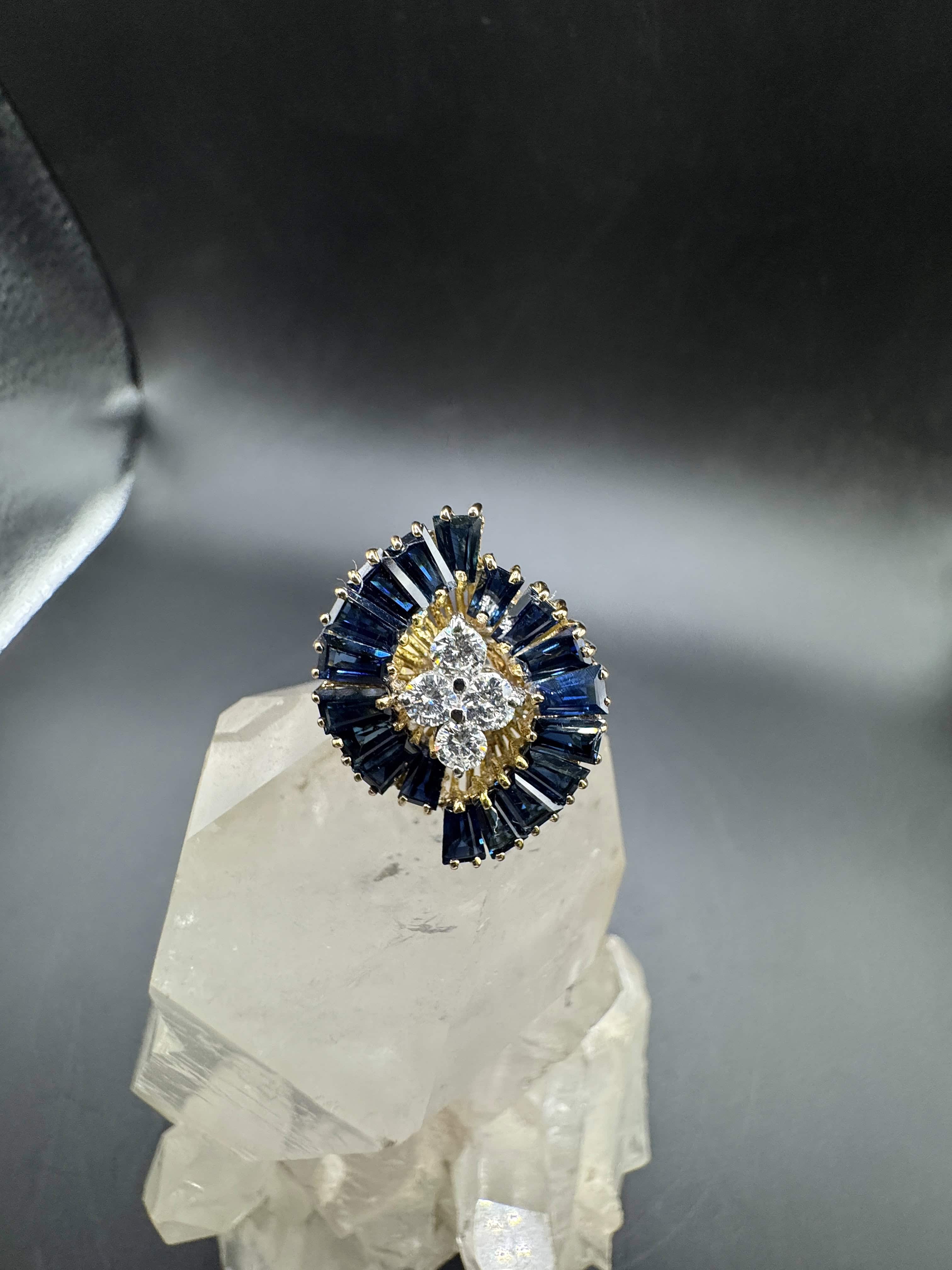 Besonderer Ring in 14 Karat Gelbgold mit feinen Saphiren & Brillanten