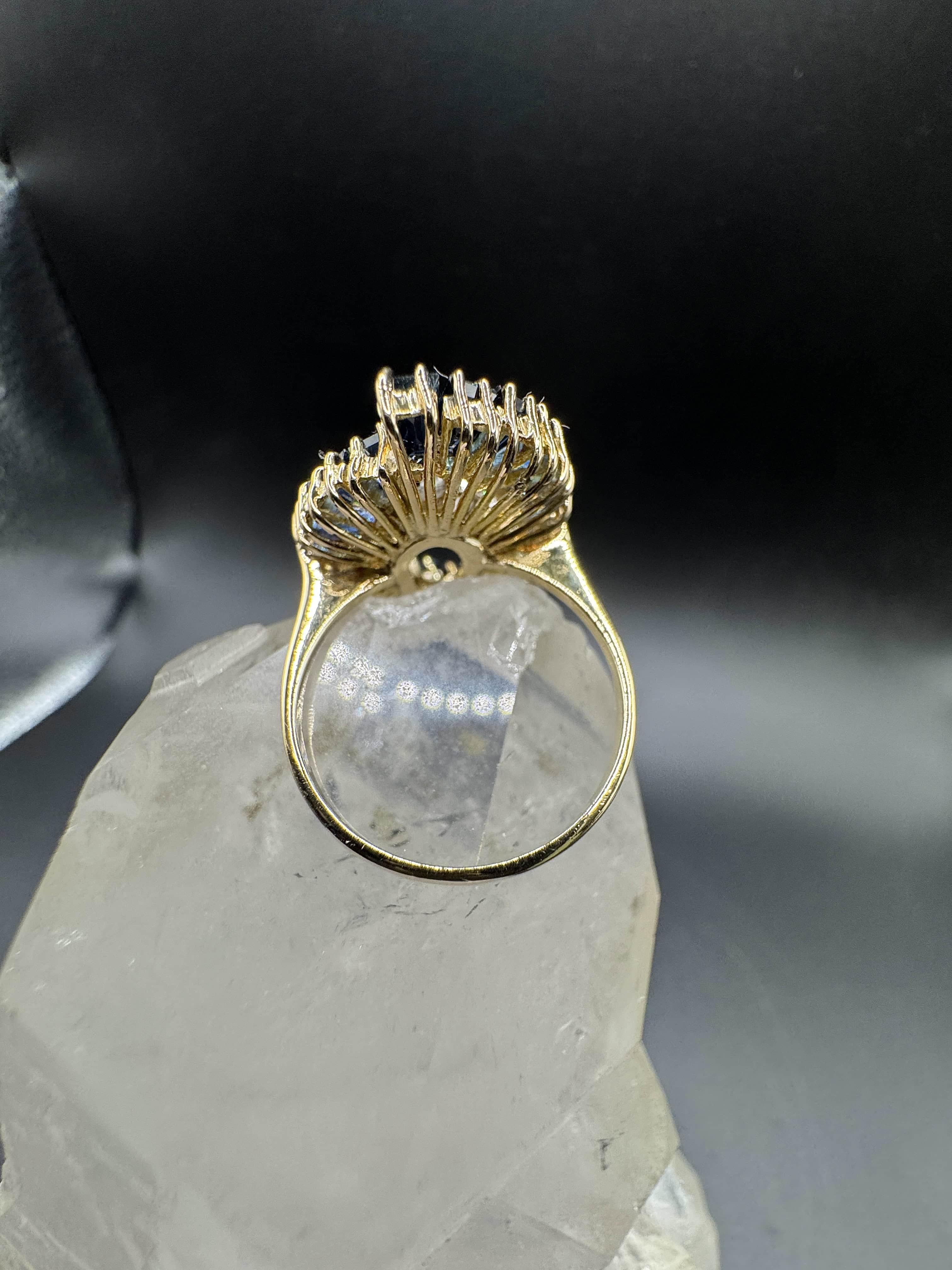 Besonderer Ring in 14 Karat Gelbgold mit feinen Saphiren & Brillanten