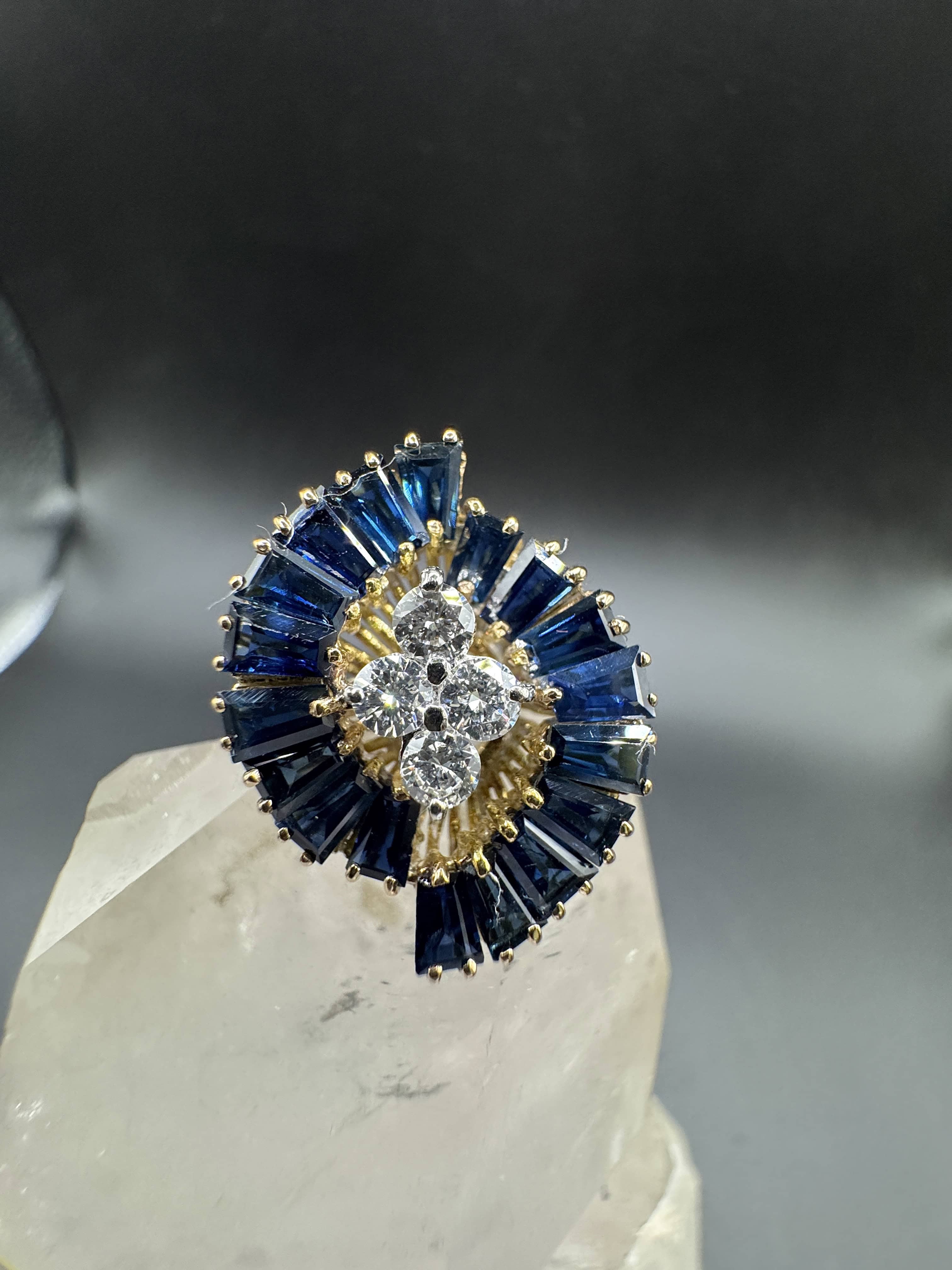 Besonderer Ring in 14 Karat Gelbgold mit feinen Saphiren & Brillanten