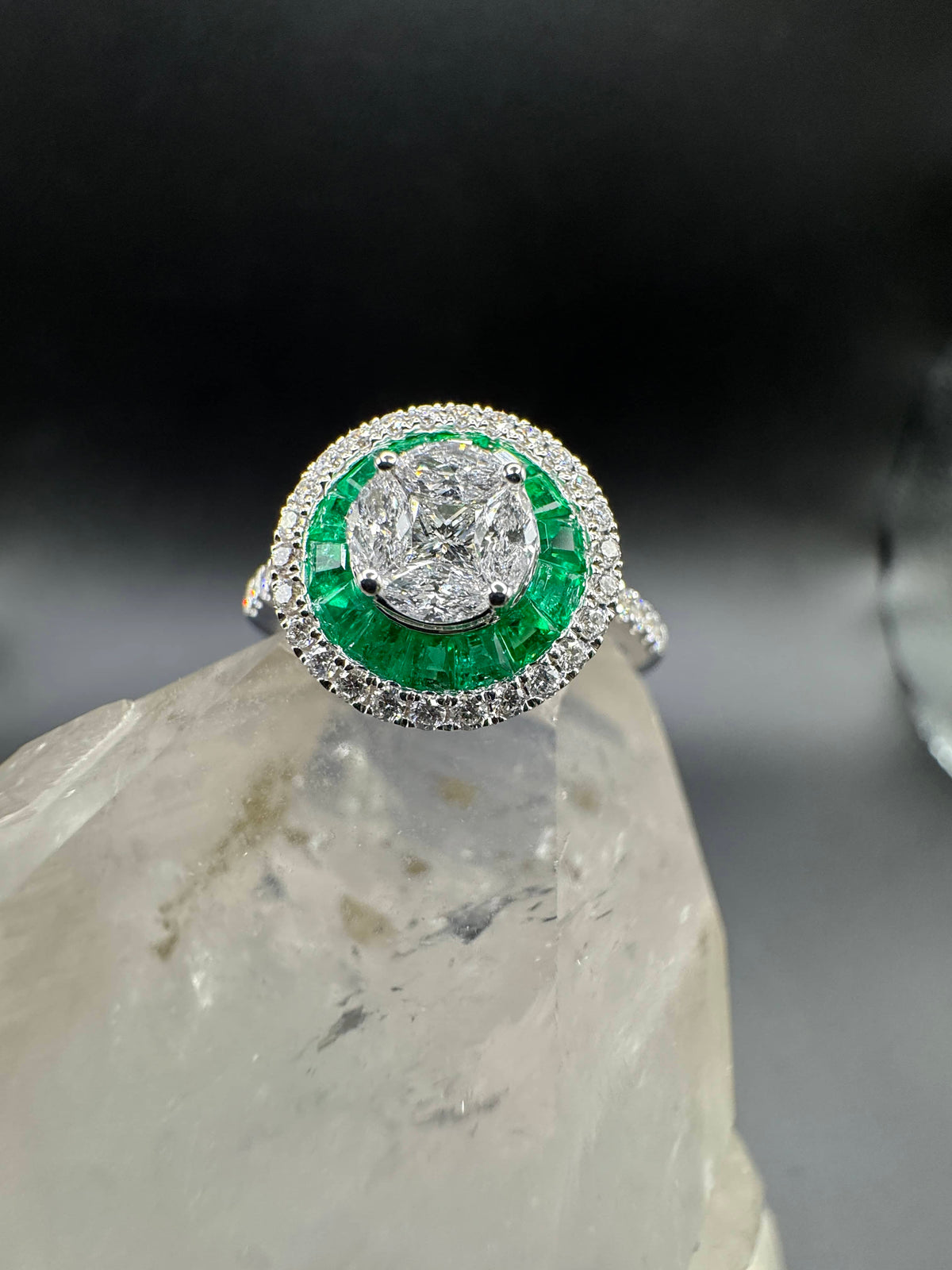 Moderner Ring in 18 Karat Weißgold mit Brillanten & Smaragden