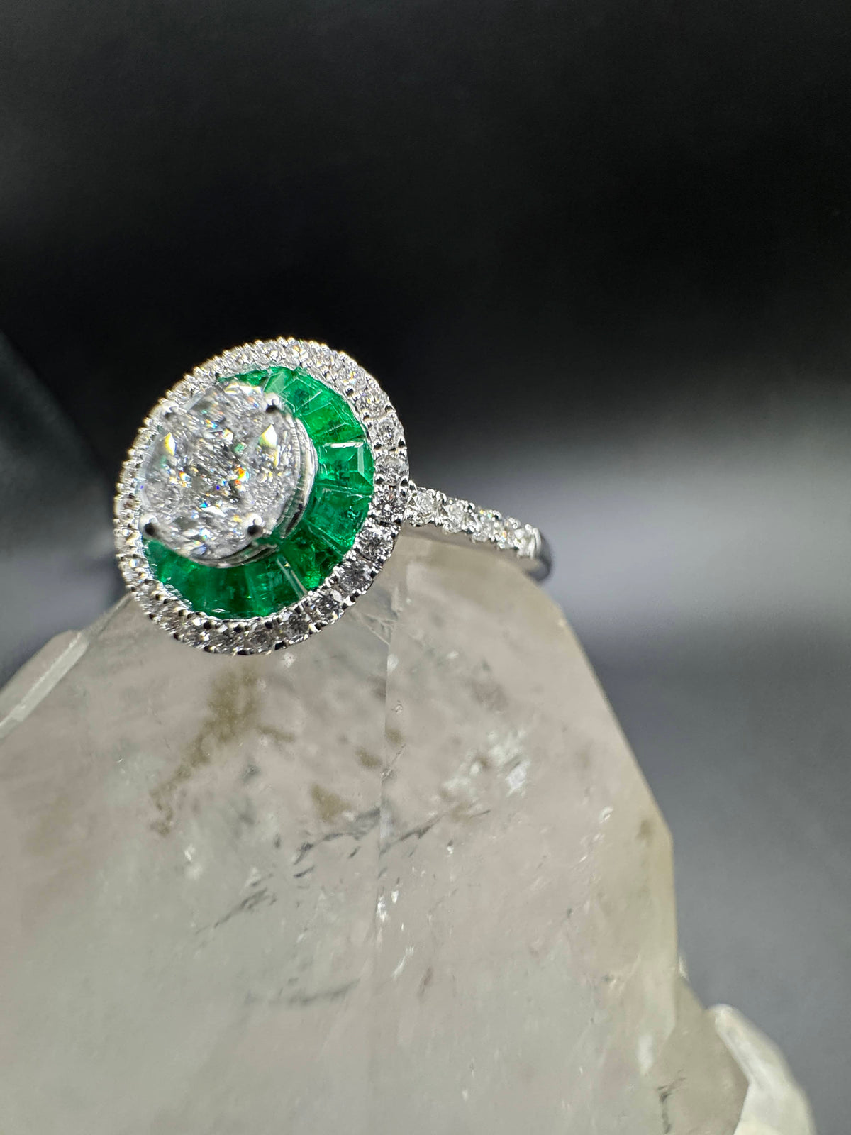 Moderner Ring in 18 Karat Weißgold mit Brillanten & Smaragden