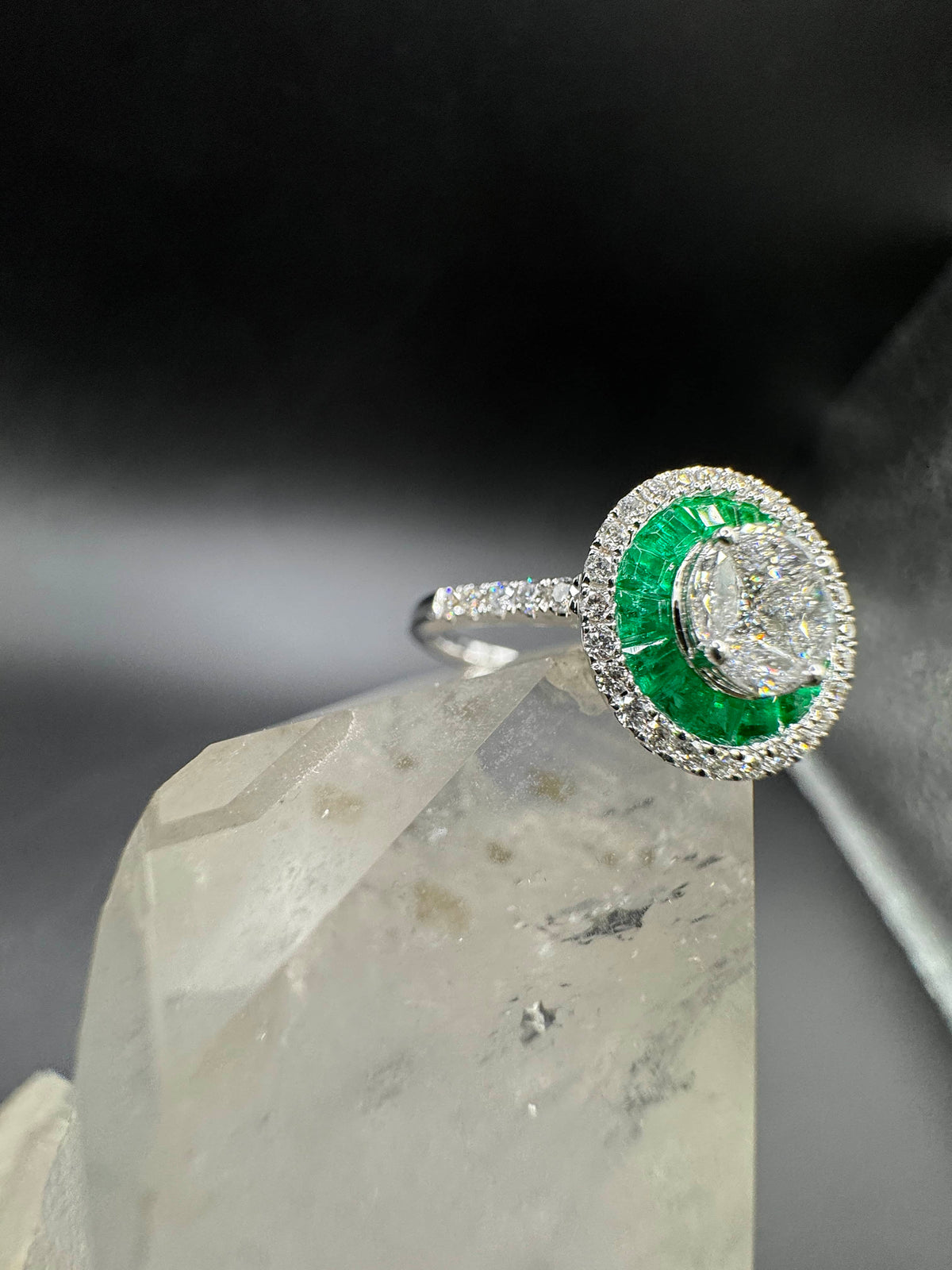 Moderner Ring in 18 Karat Weißgold mit Brillanten & Smaragden