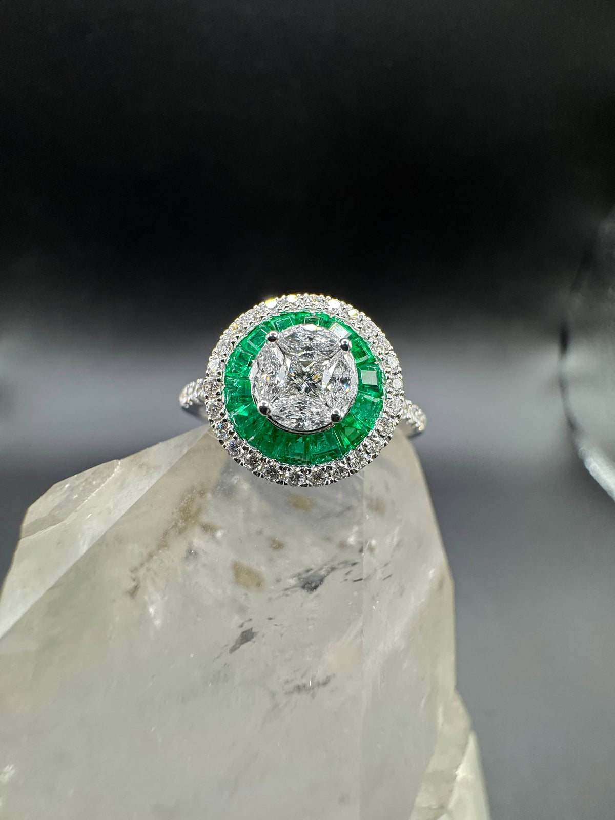 Moderner Ring in 18 Karat Weißgold mit Brillanten & Smaragden