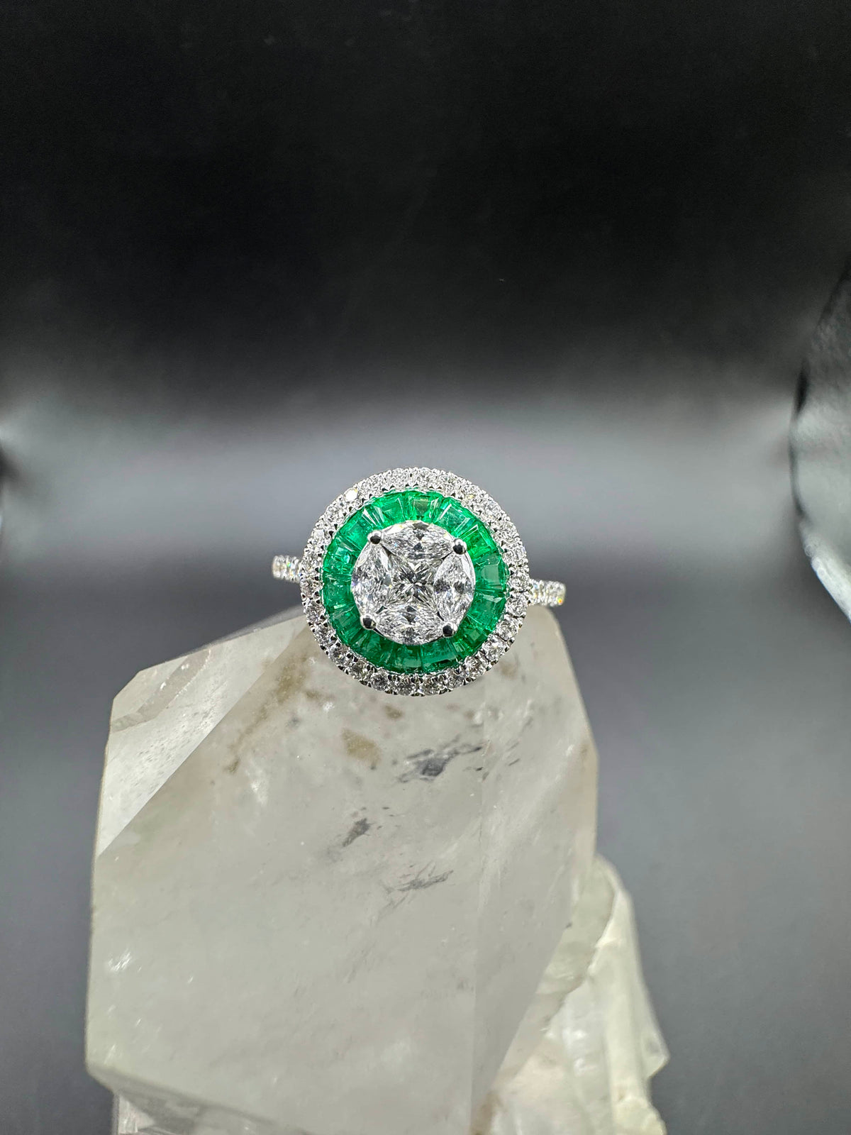Moderner Ring in 18 Karat Weißgold mit Brillanten & Smaragden