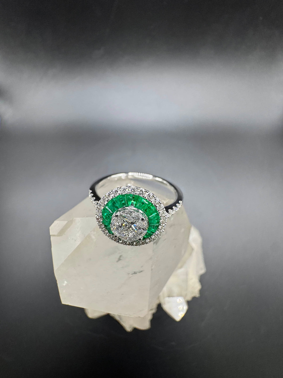Moderner Ring in 18 Karat Weißgold mit Brillanten & Smaragden