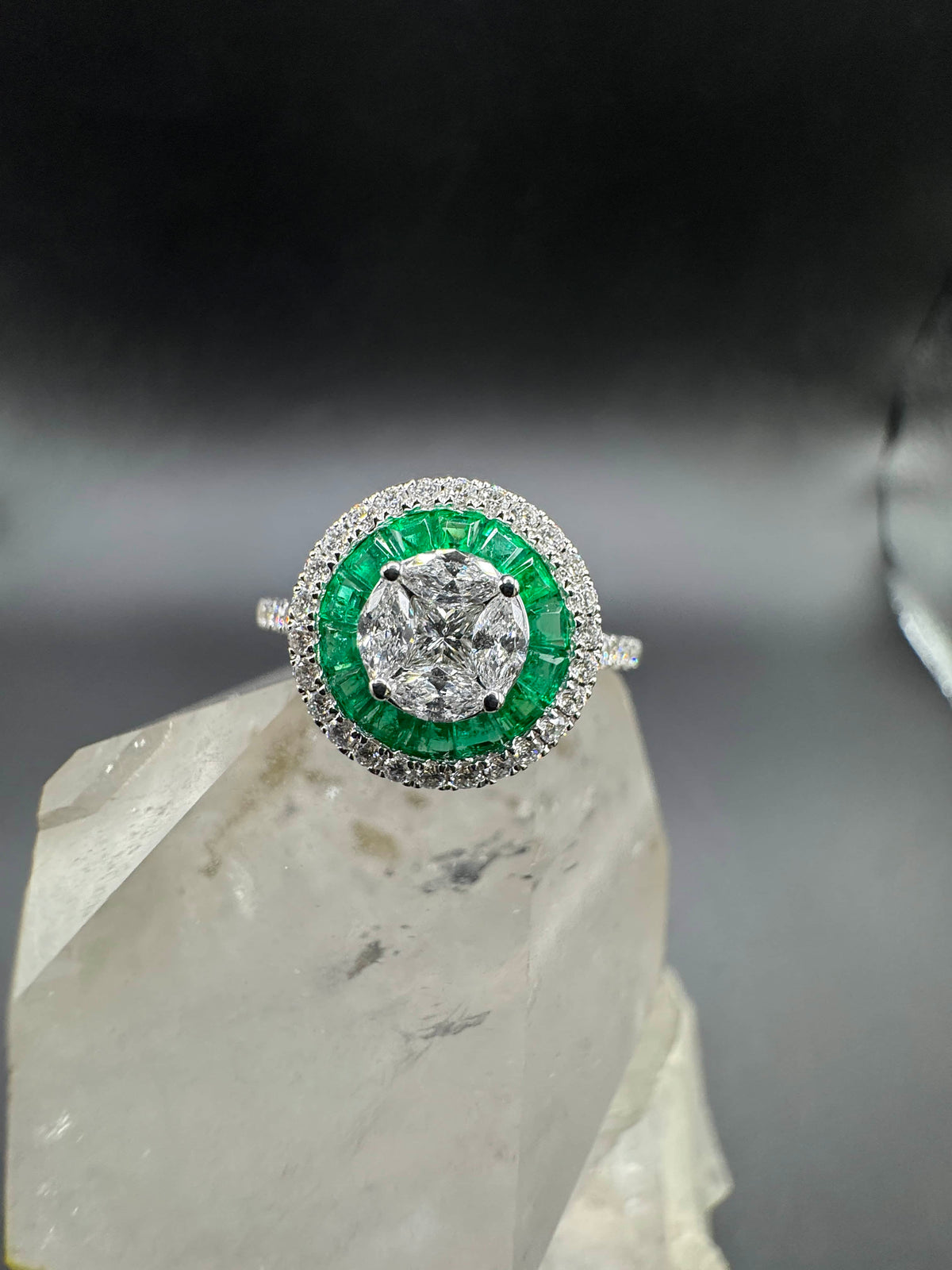 Moderner Ring in 18 Karat Weißgold mit Brillanten & Smaragden