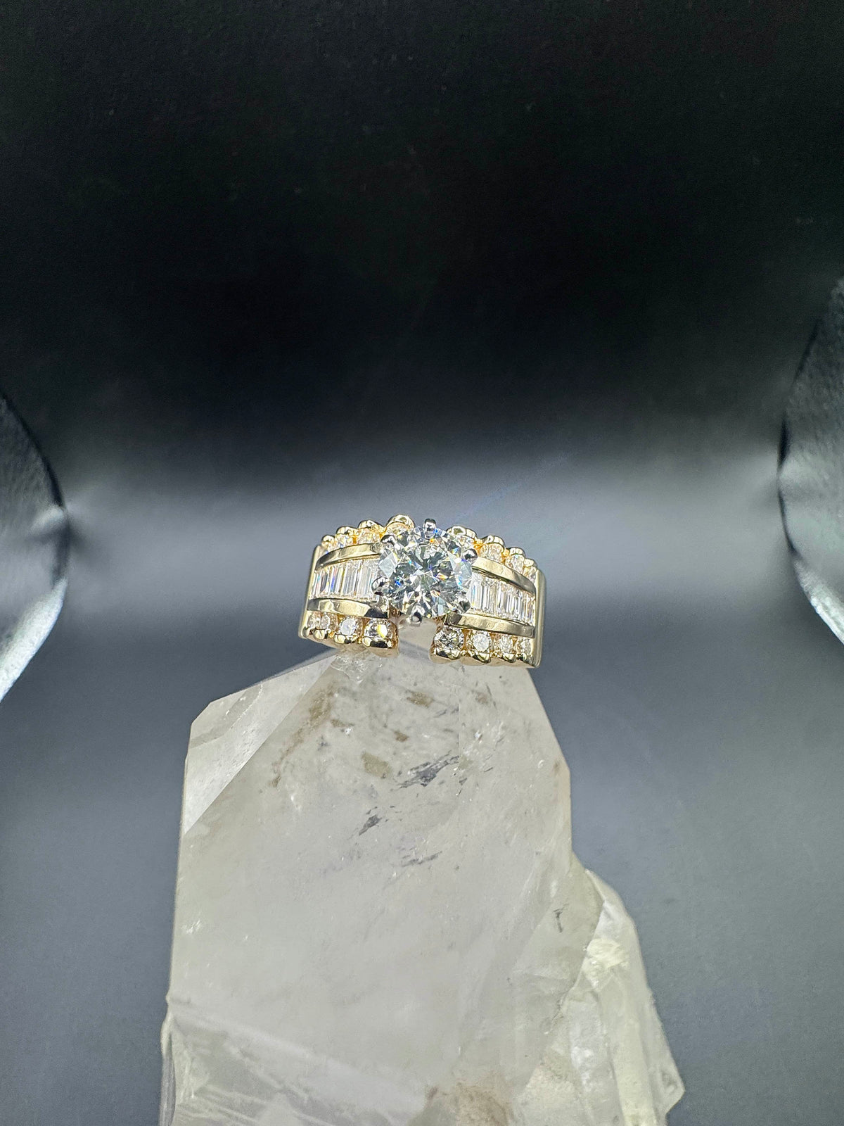 Dominanter Solitär Ring in 14 Karat Gelbgold mit Brillanten & Diamant-Baguettes