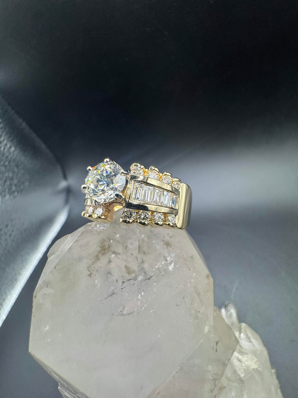Dominanter Solitär Ring in 14 Karat Gelbgold mit Brillanten & Diamant-Baguettes