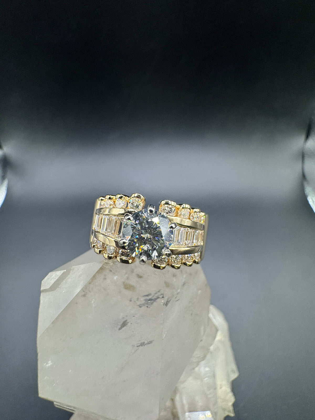 Dominanter Solitär Ring in 14 Karat Gelbgold mit Brillanten & Diamant-Baguettes