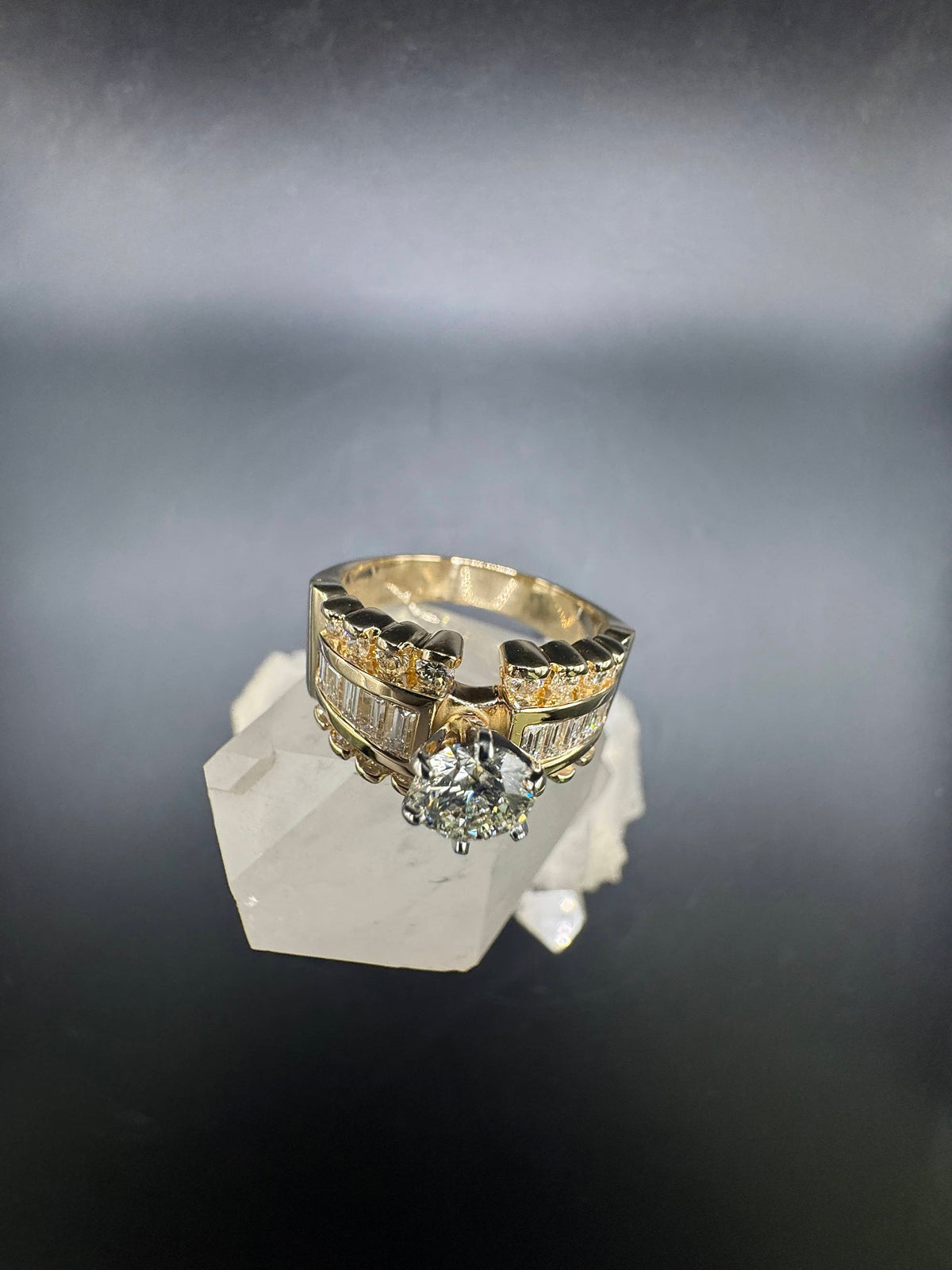Dominanter Solitär Ring in 14 Karat Gelbgold mit Brillanten & Diamant-Baguettes